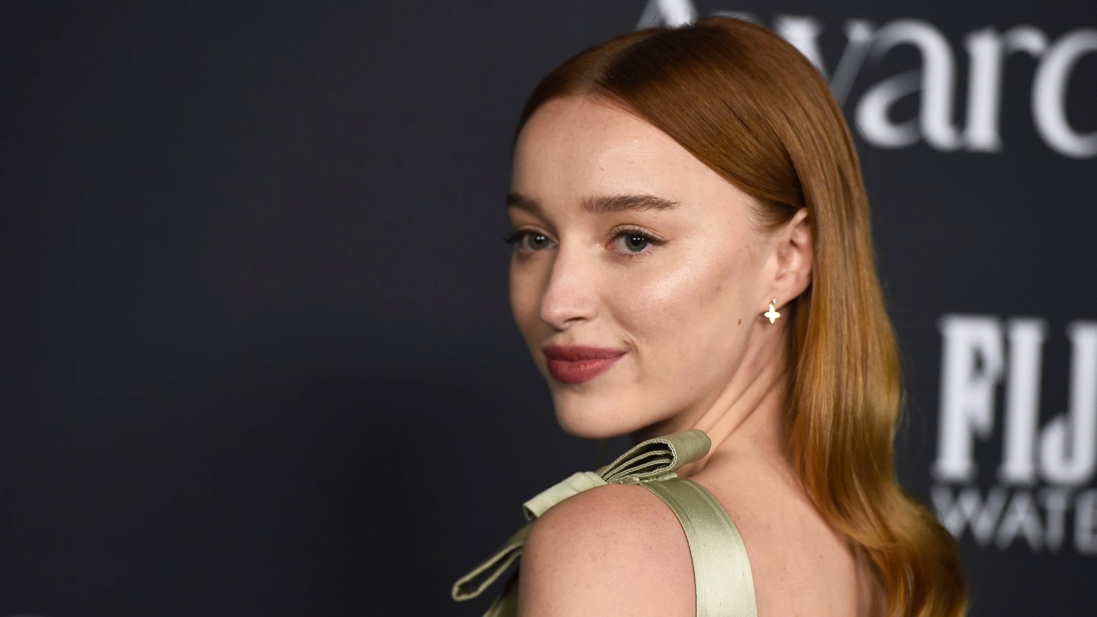 Phoebe Dynevor Cute 2021 Wallpapers