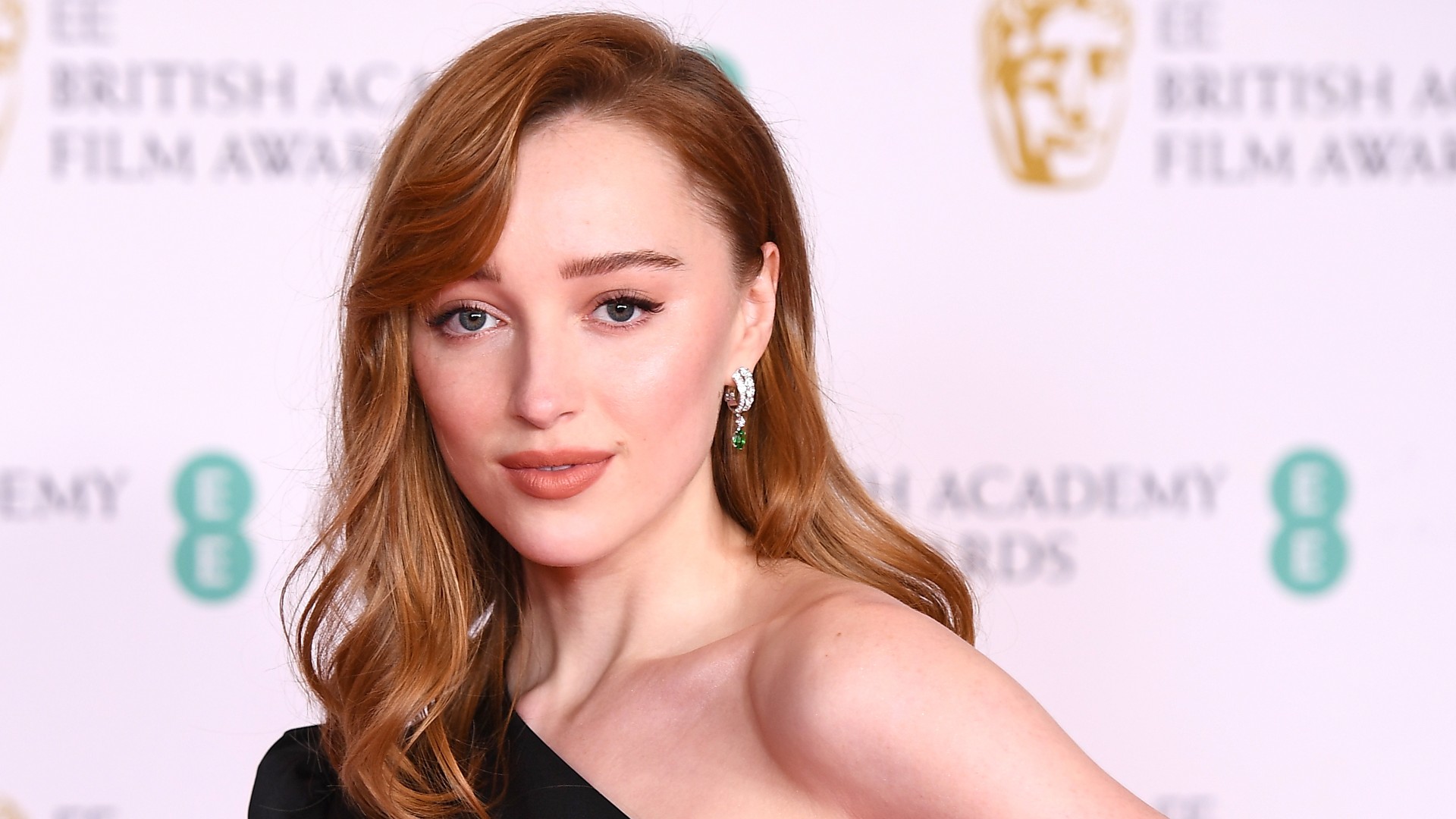 Phoebe Dynevor Red Wallpapers