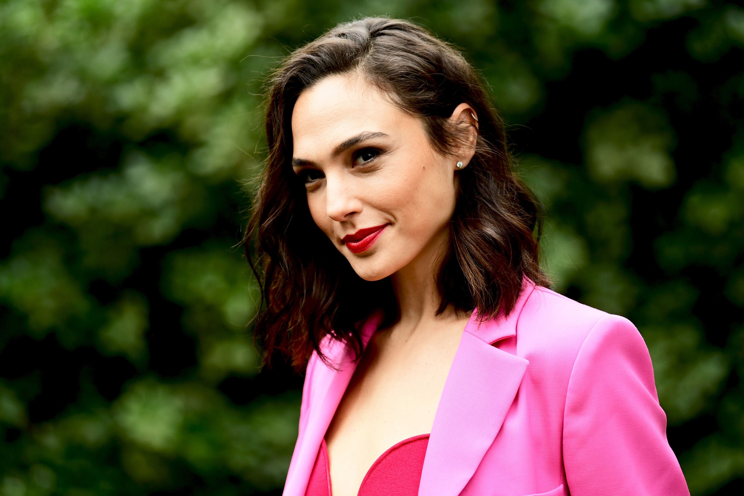 Pretty Gal Gadot For Glamor Magazine 2018 Wallpapers