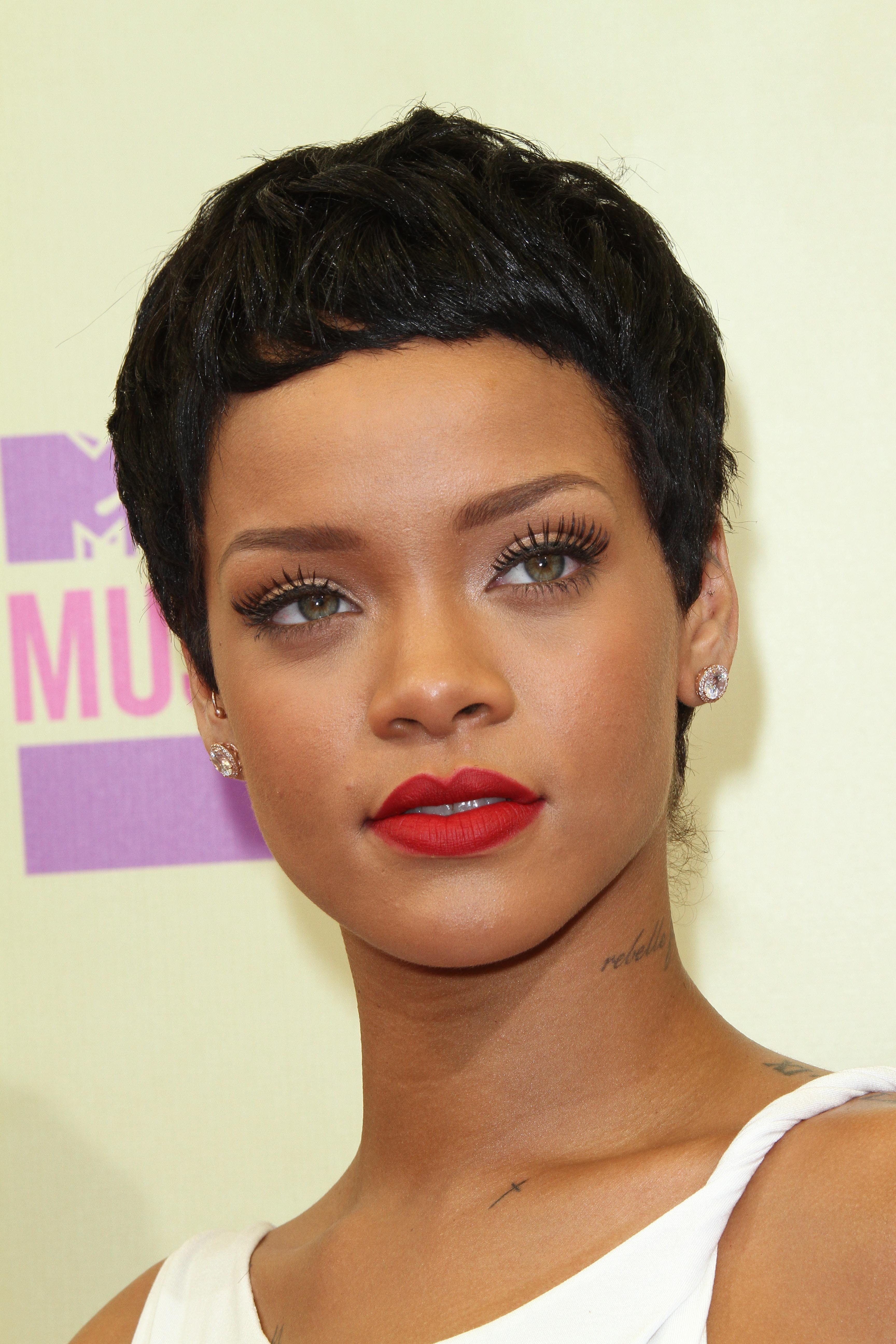 Rihanna In Short Haircut Wallpapers