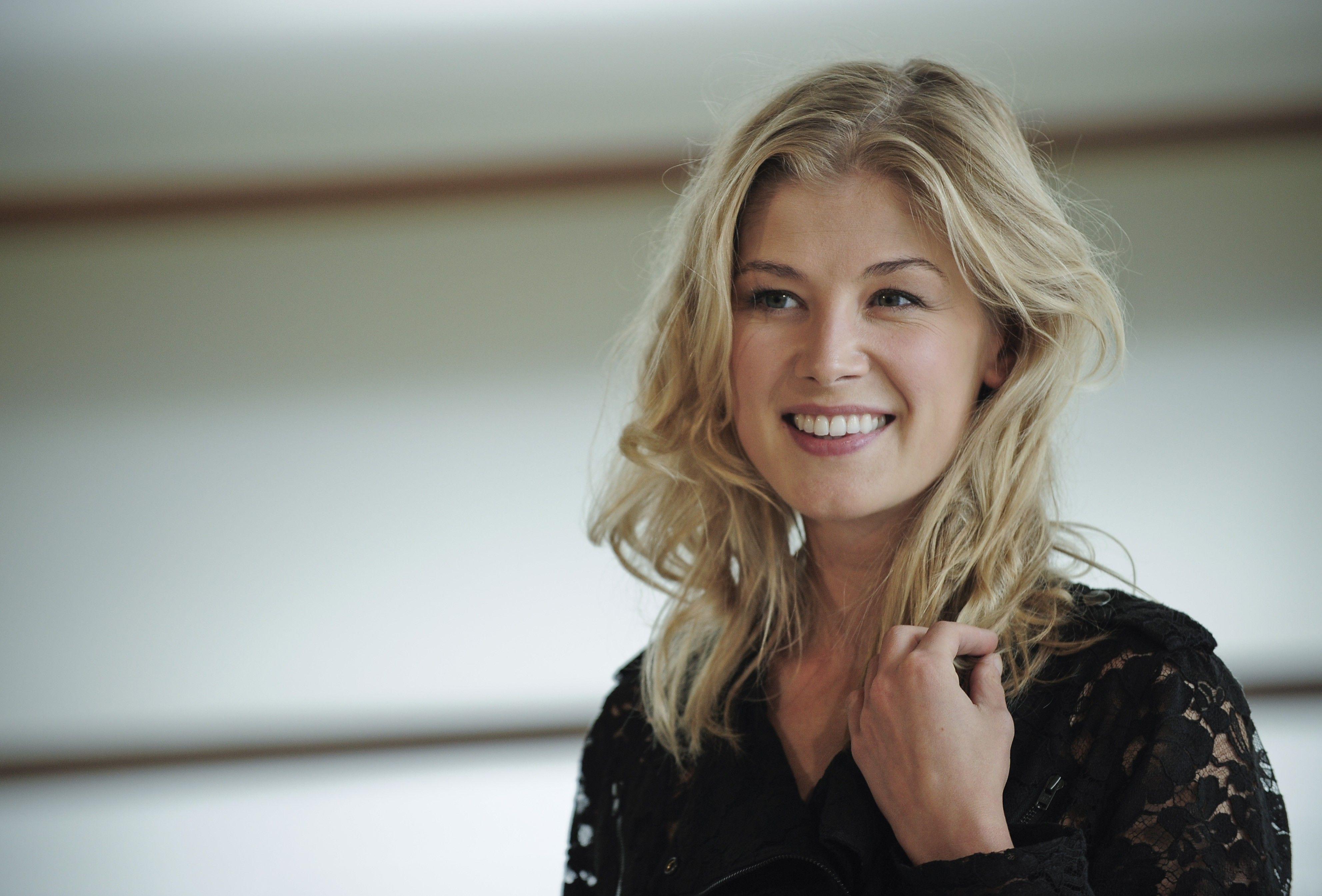 Rosamund Pike Wallpapers