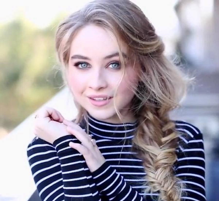 Sabrina Carpenter Cute Wallpapers