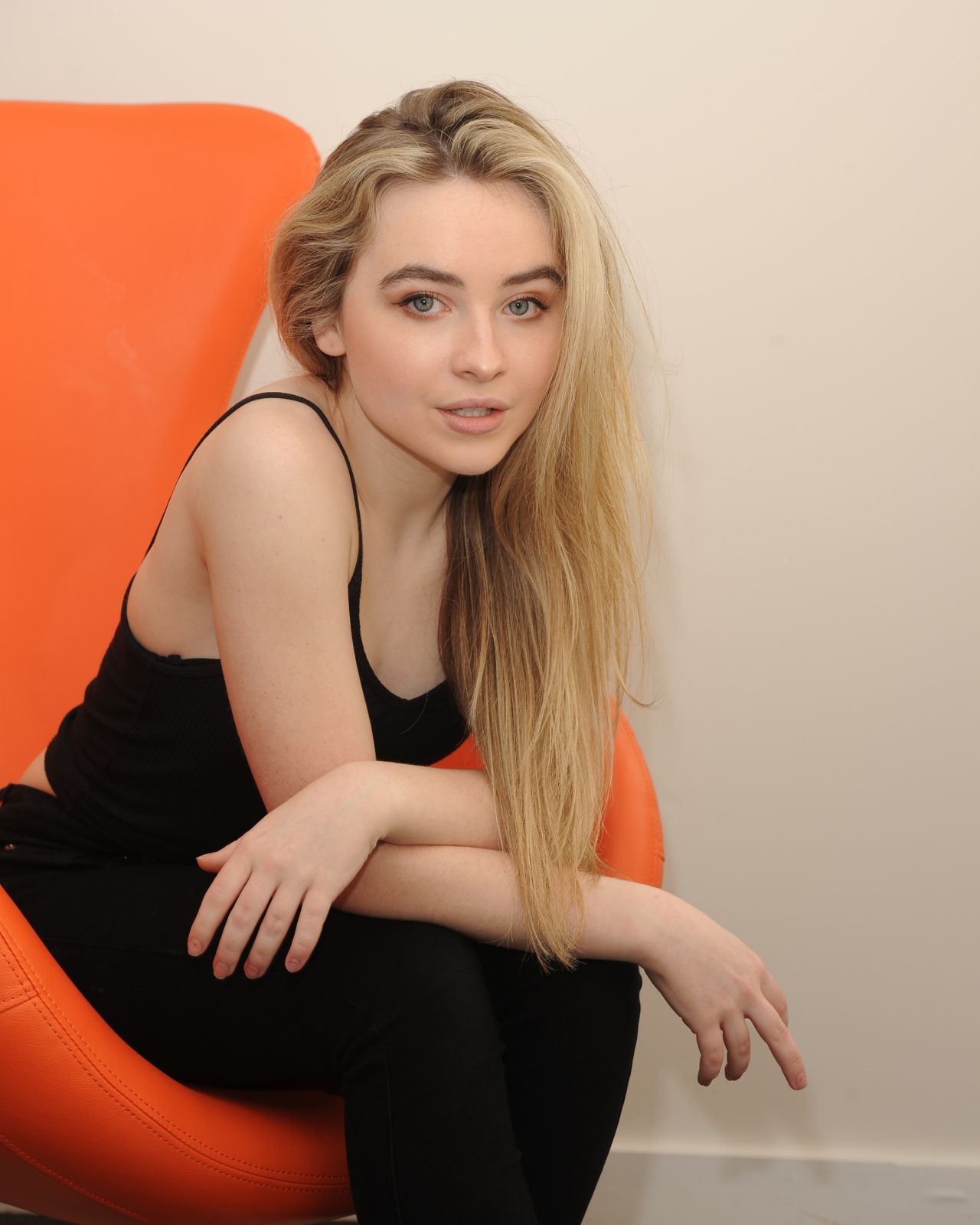 Sabrina Carpenter Cute Wallpapers