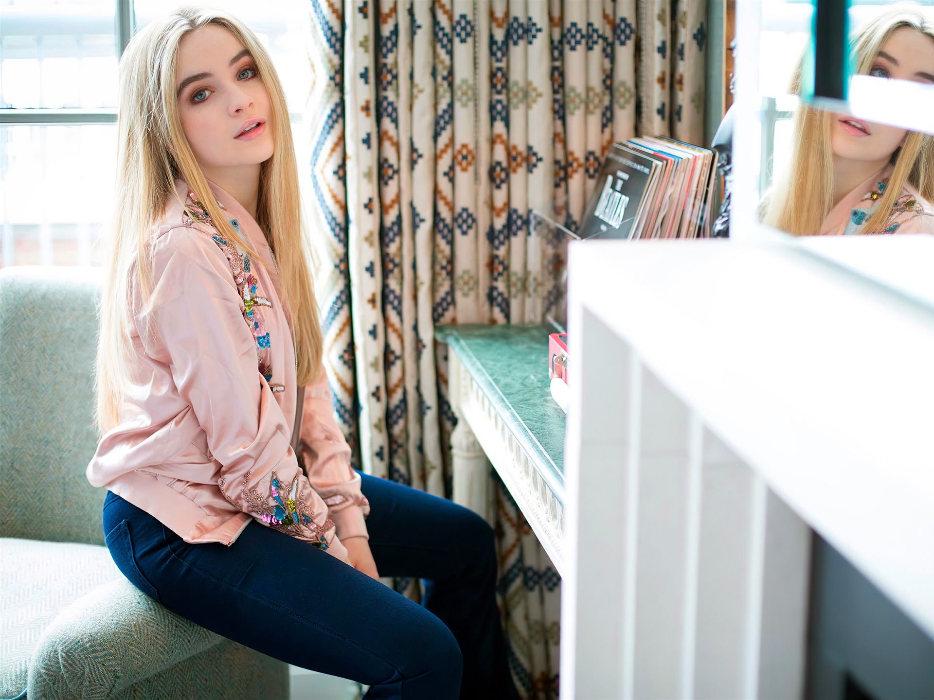 Sabrina Carpenter Singer Wallpapers