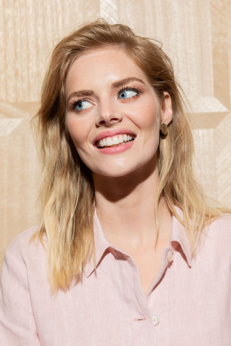 Samara Weaving Portrait Wallpapers