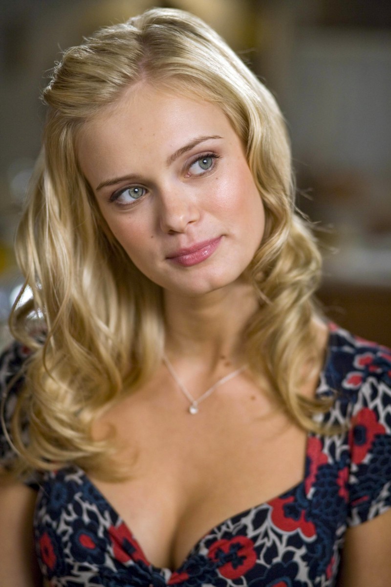 Sara Paxton Wallpapers