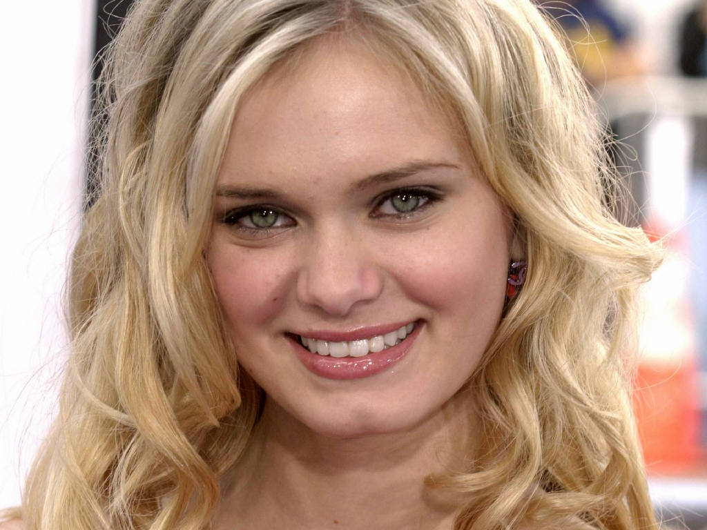 Sara Paxton Wallpapers