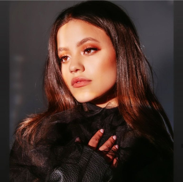 Sarah Jeffery Wallpapers