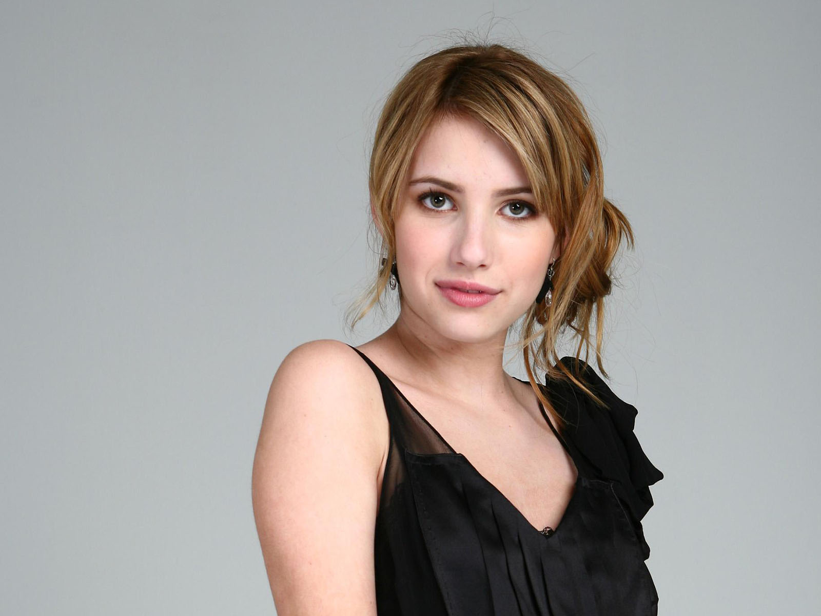 Sexy Emma Roberts 2019 Wallpapers