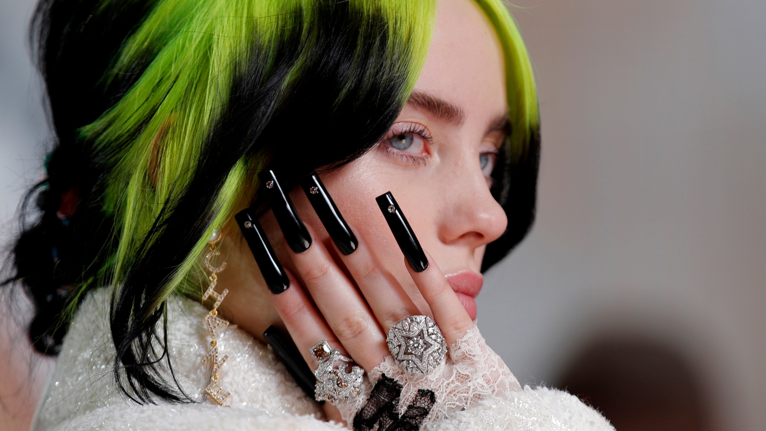 Singer Billie Eilish Face Wallpapers