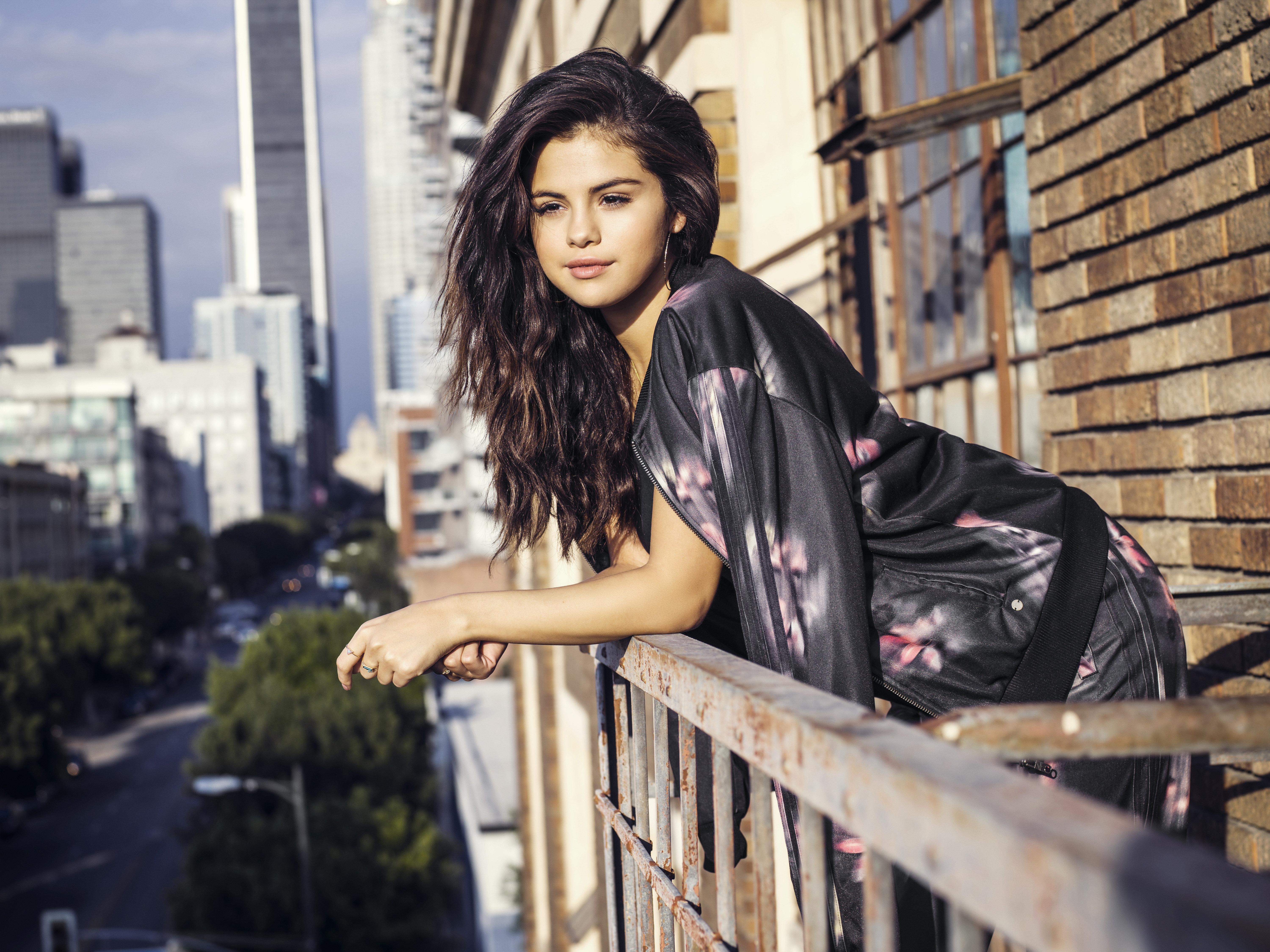 Singer Selena Gomez Wallpapers