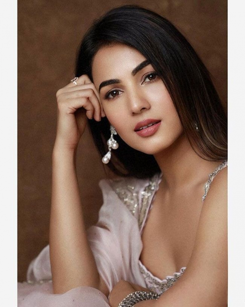 Sonal Chauhan Wallpapers