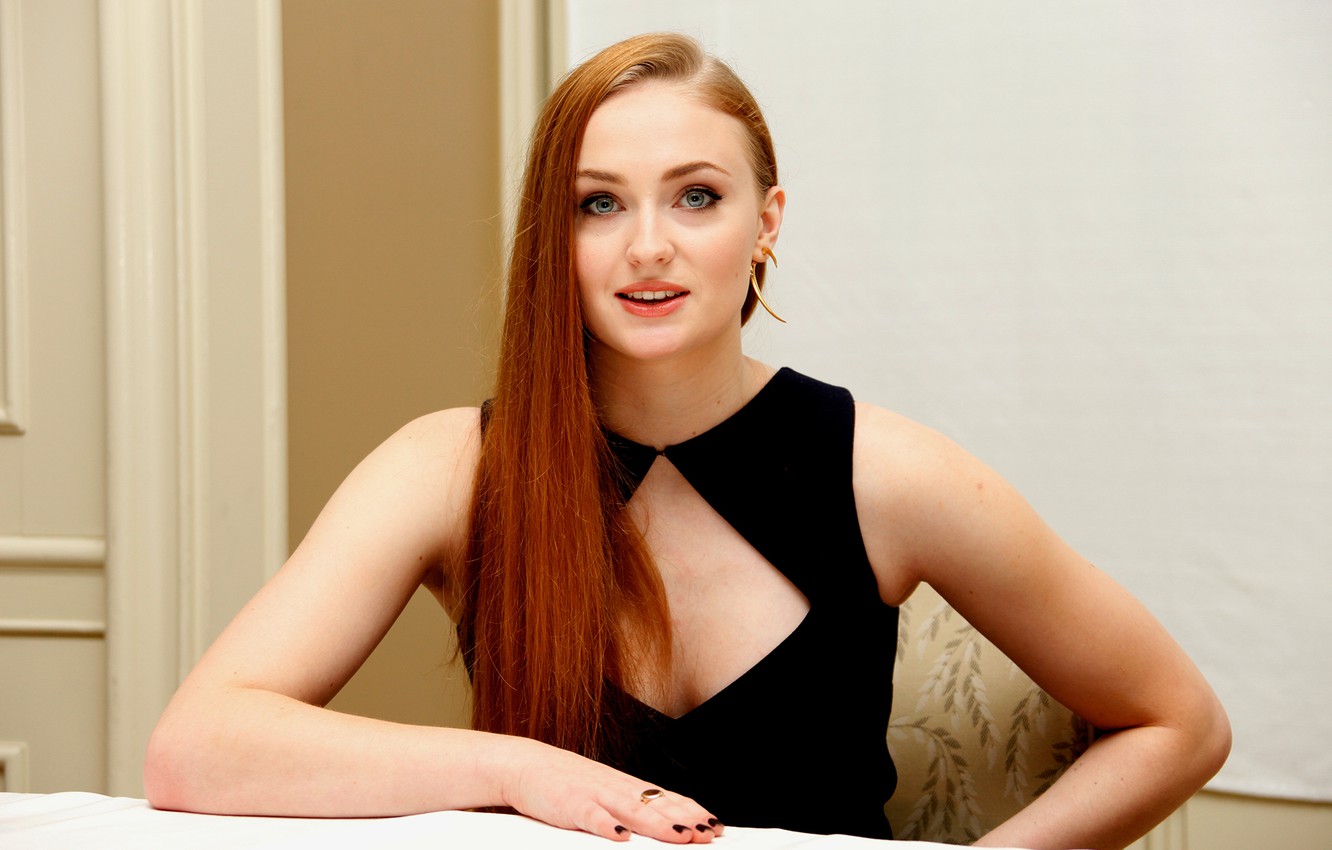 Sophie Turner Cute Face Wallpapers