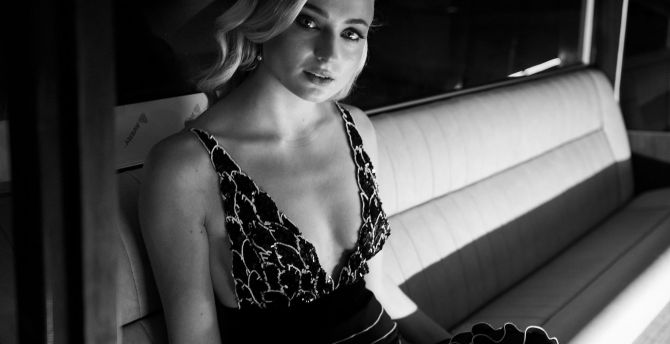 Sophie Turner Monochrome Wallpapers