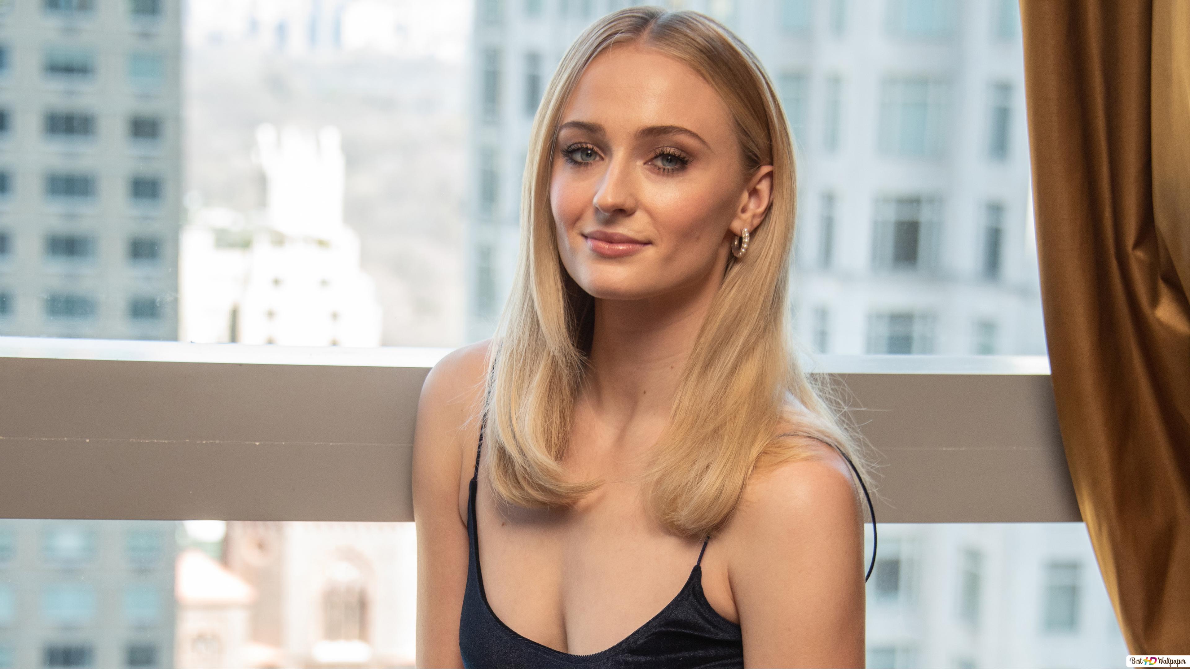 Sophie Turner Smiling Wallpapers