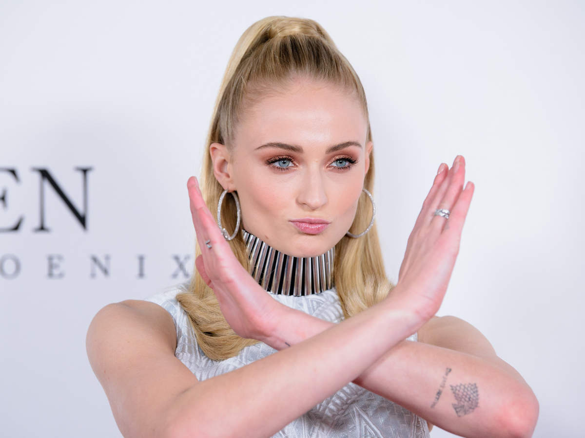 Sophie Turner Sportswear Wallpapers