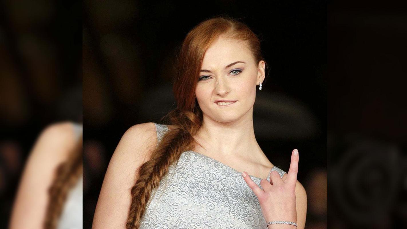 Sophie Turner The Wrap Wallpapers