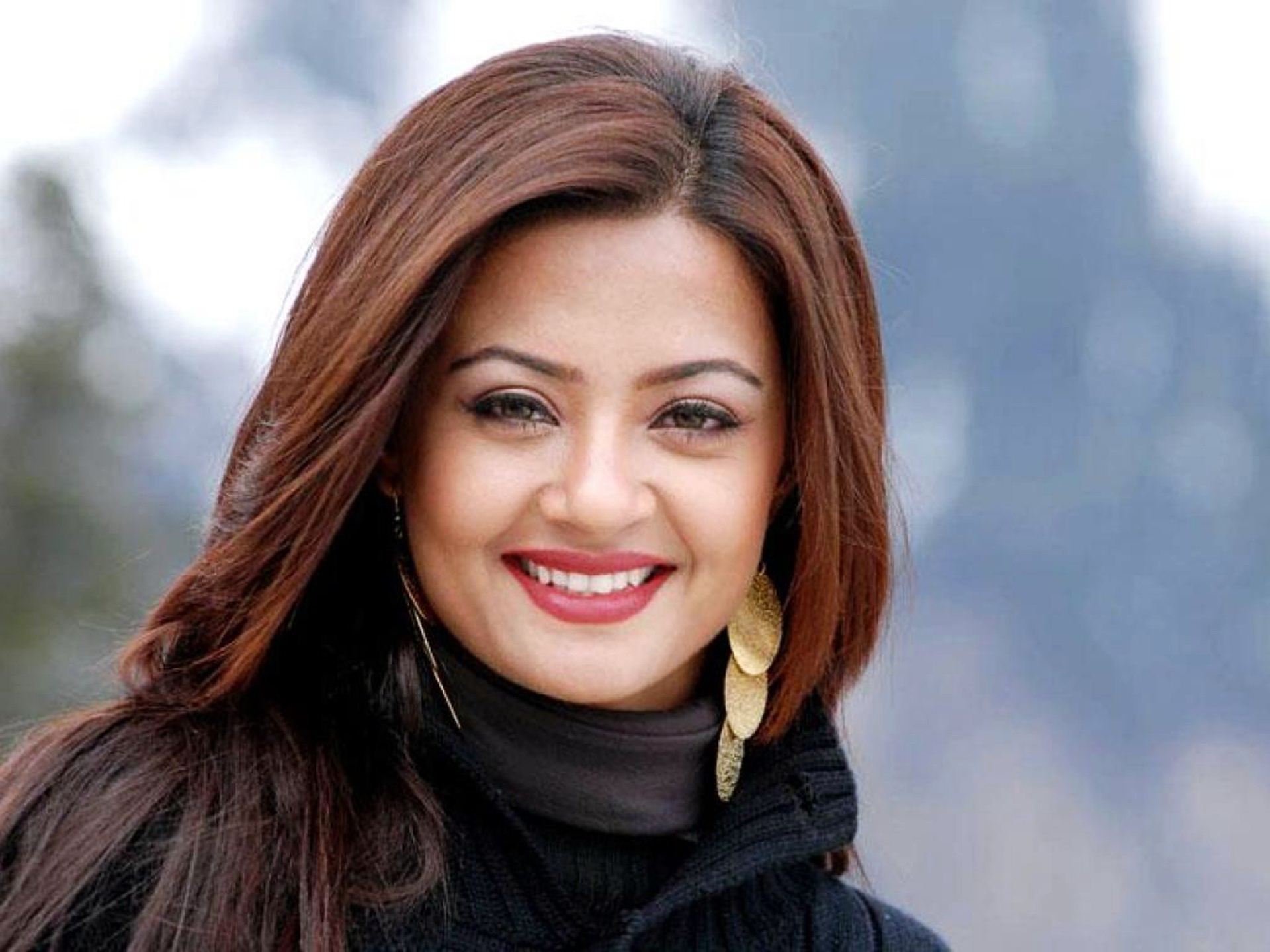 Surveen Chawla Wallpapers