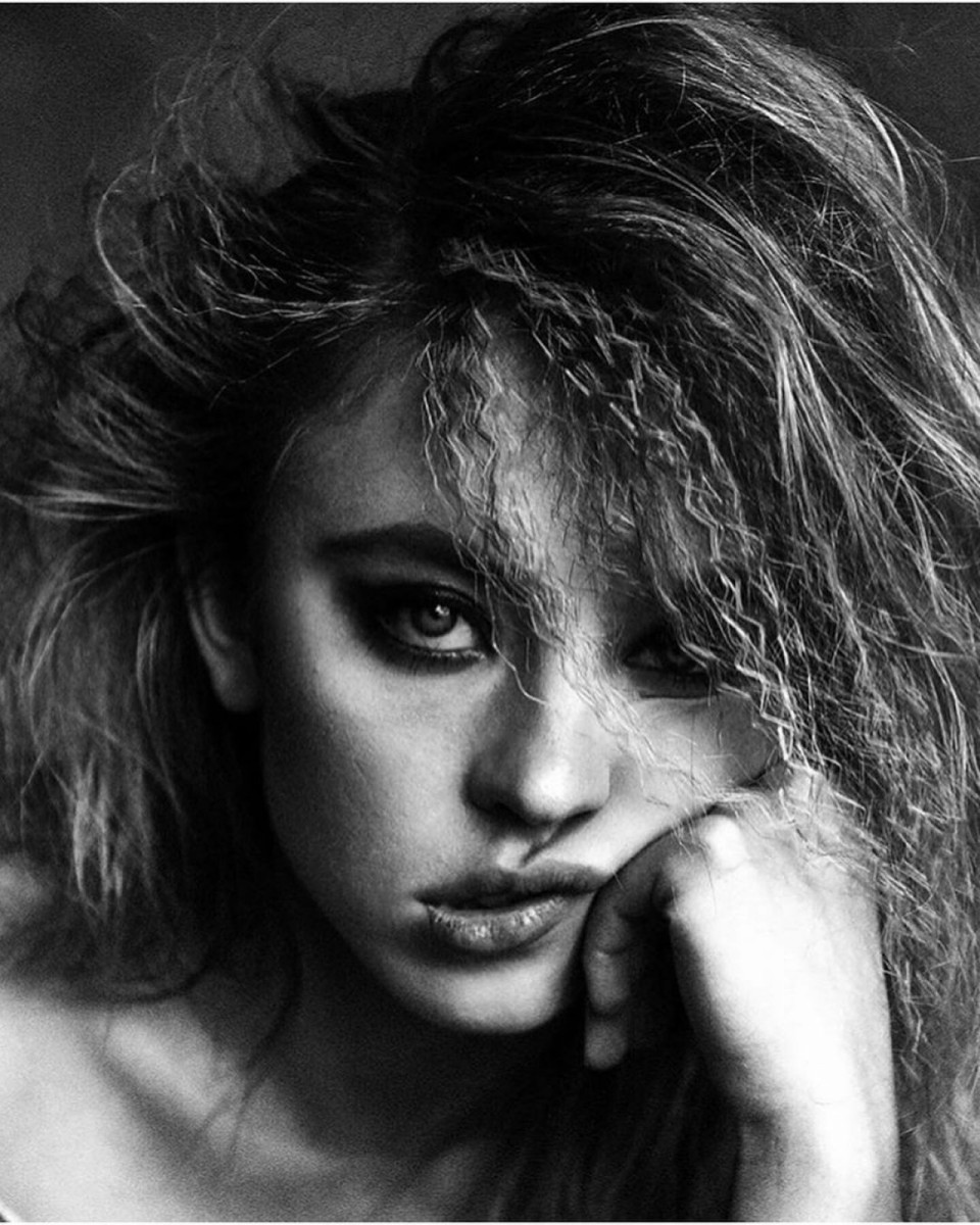 Sydney Sweeney Black and White Wallpapers