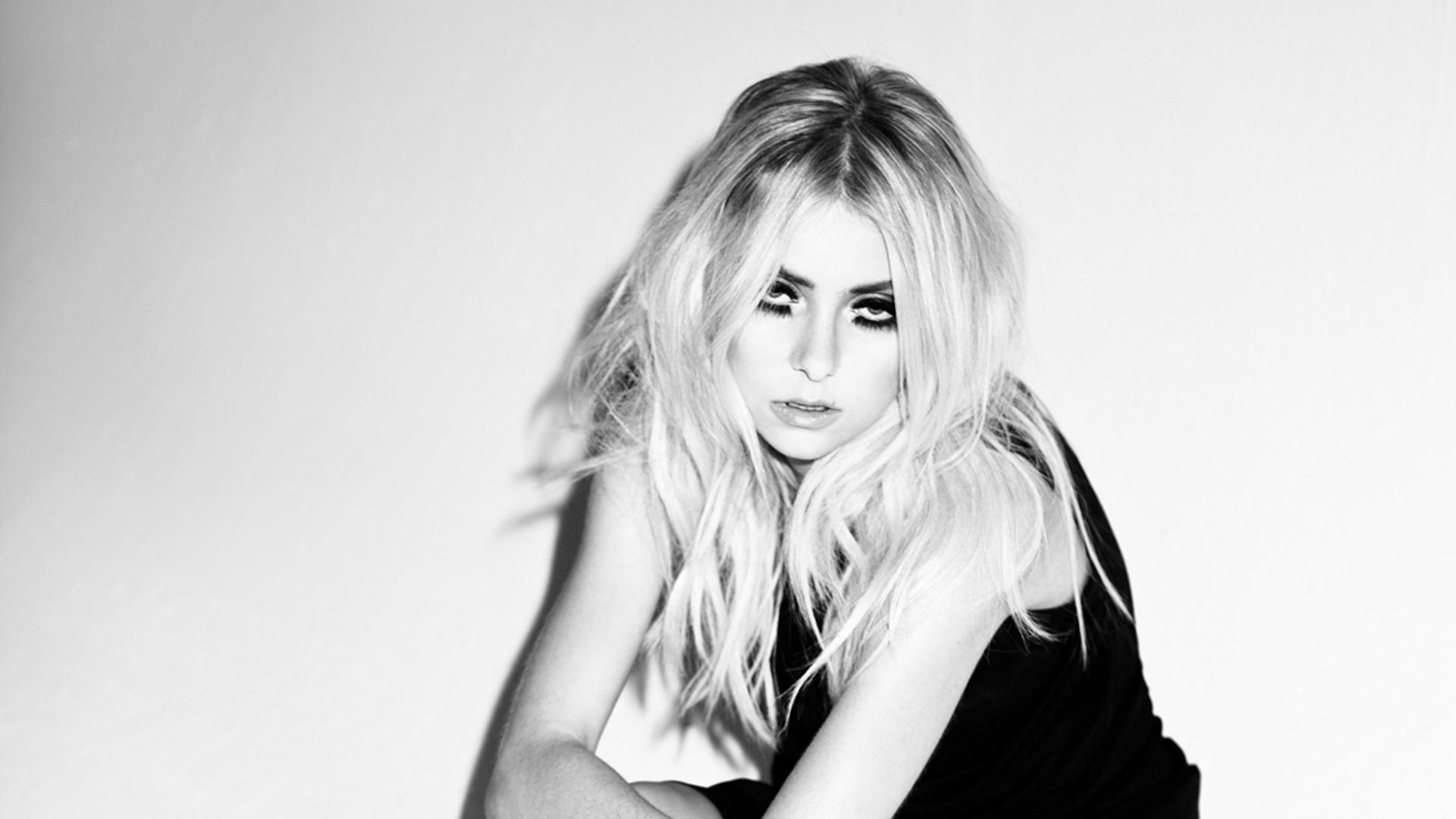 Taylor Momsen 2021 in Red Wallpapers