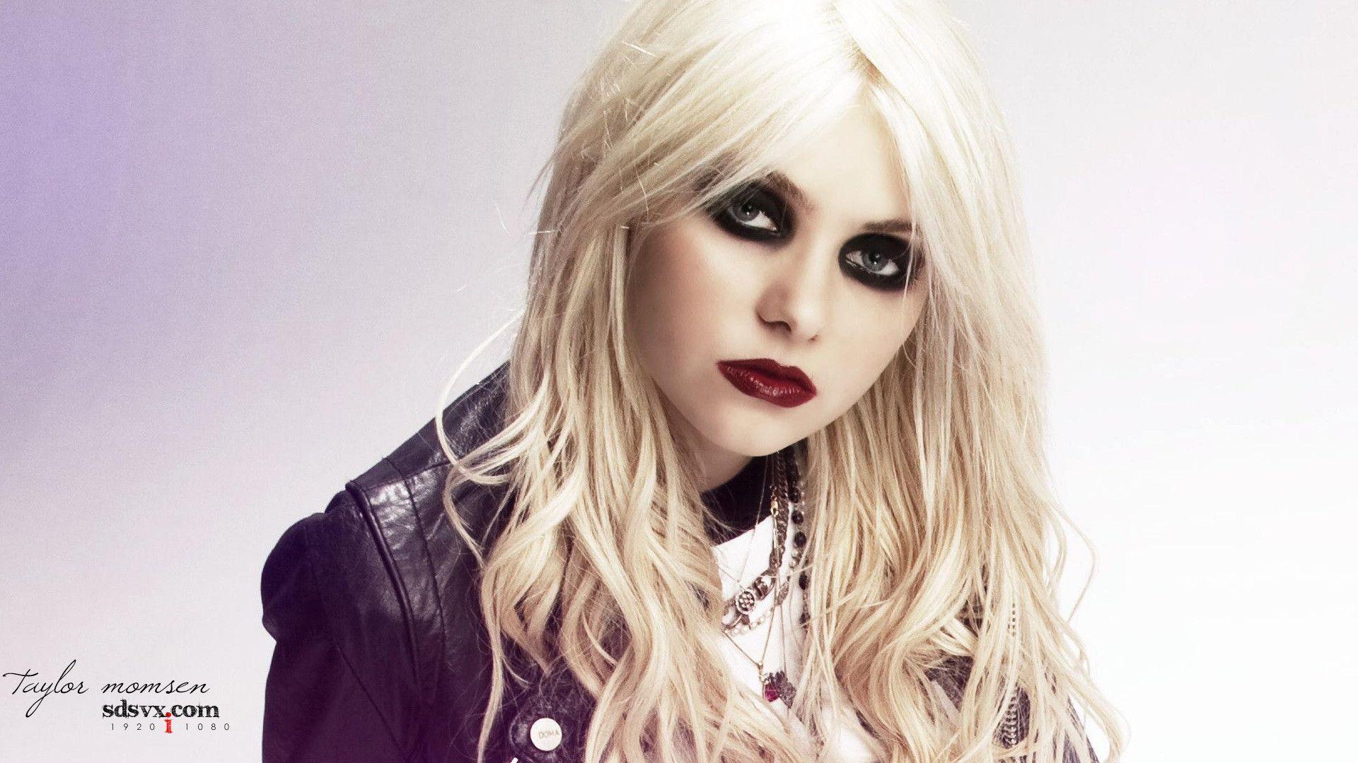 Taylor Momsen 2021 in Red Wallpapers