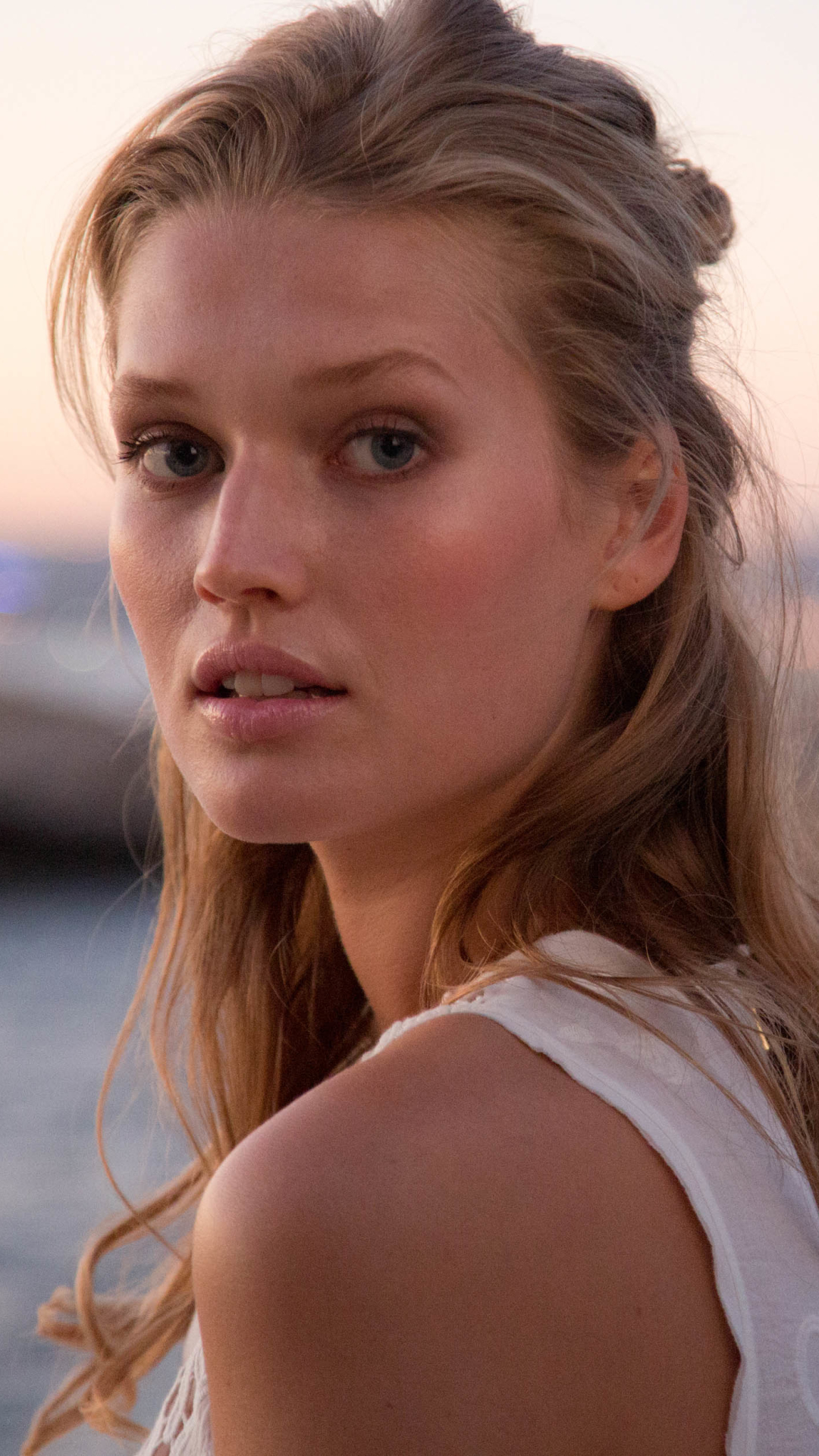 Toni Garrn Wallpapers