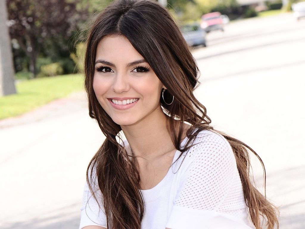 Victoria Justice Brunette And Singer Wallpapers