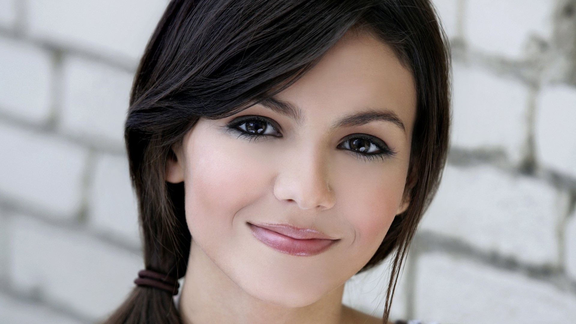 Victoria Justice Brunette And Singer Wallpapers