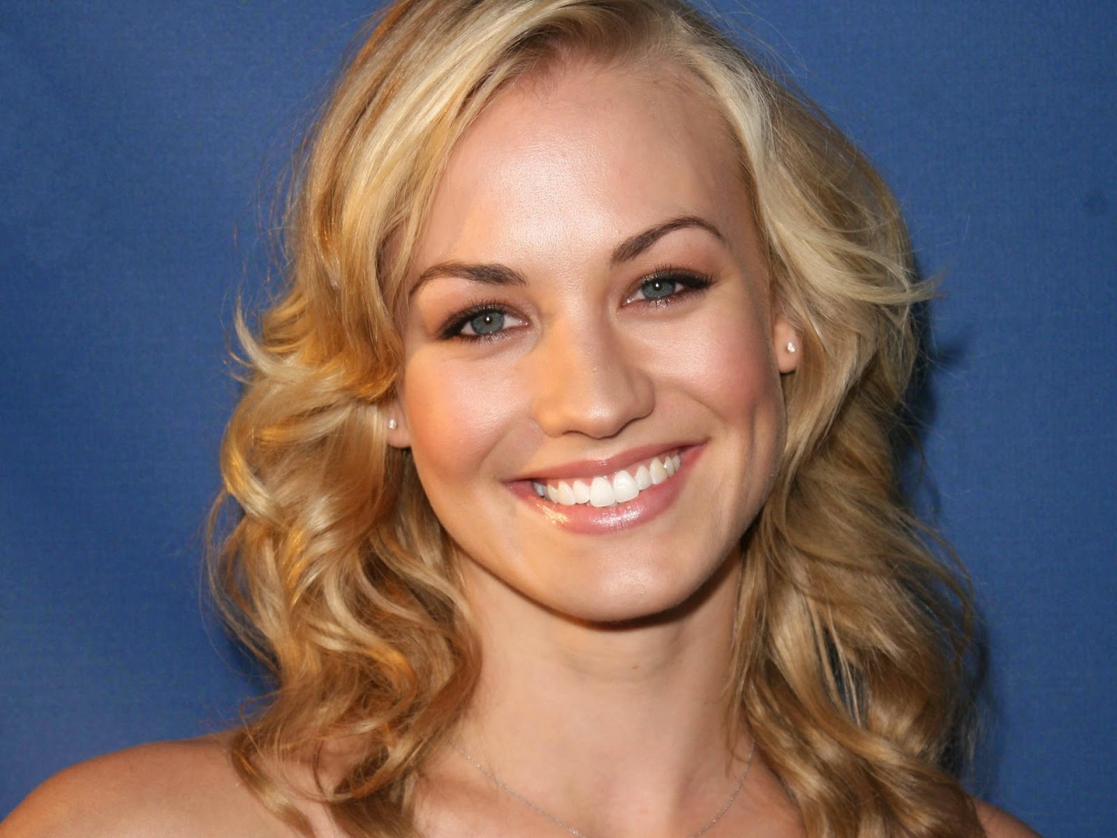 Yvonne Strahovski Hot Australian Wallpapers