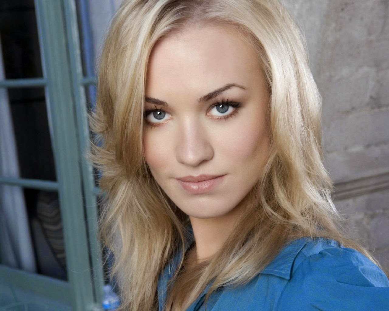 Yvonne Strahovski Hot Australian Wallpapers