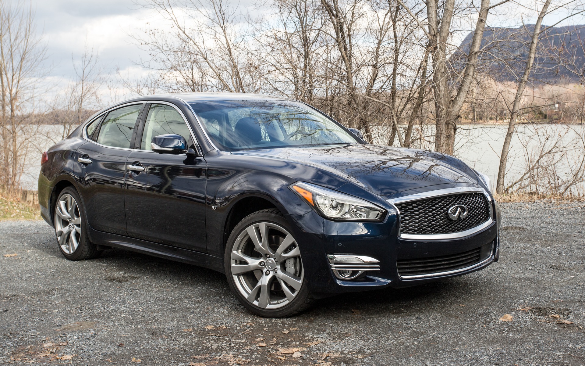 2015 Infiniti Q70 Wallpapers