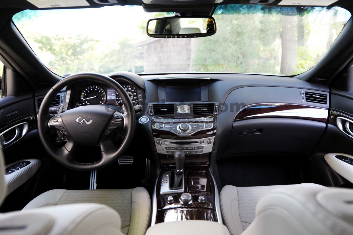 2015 Infiniti Q70 Wallpapers