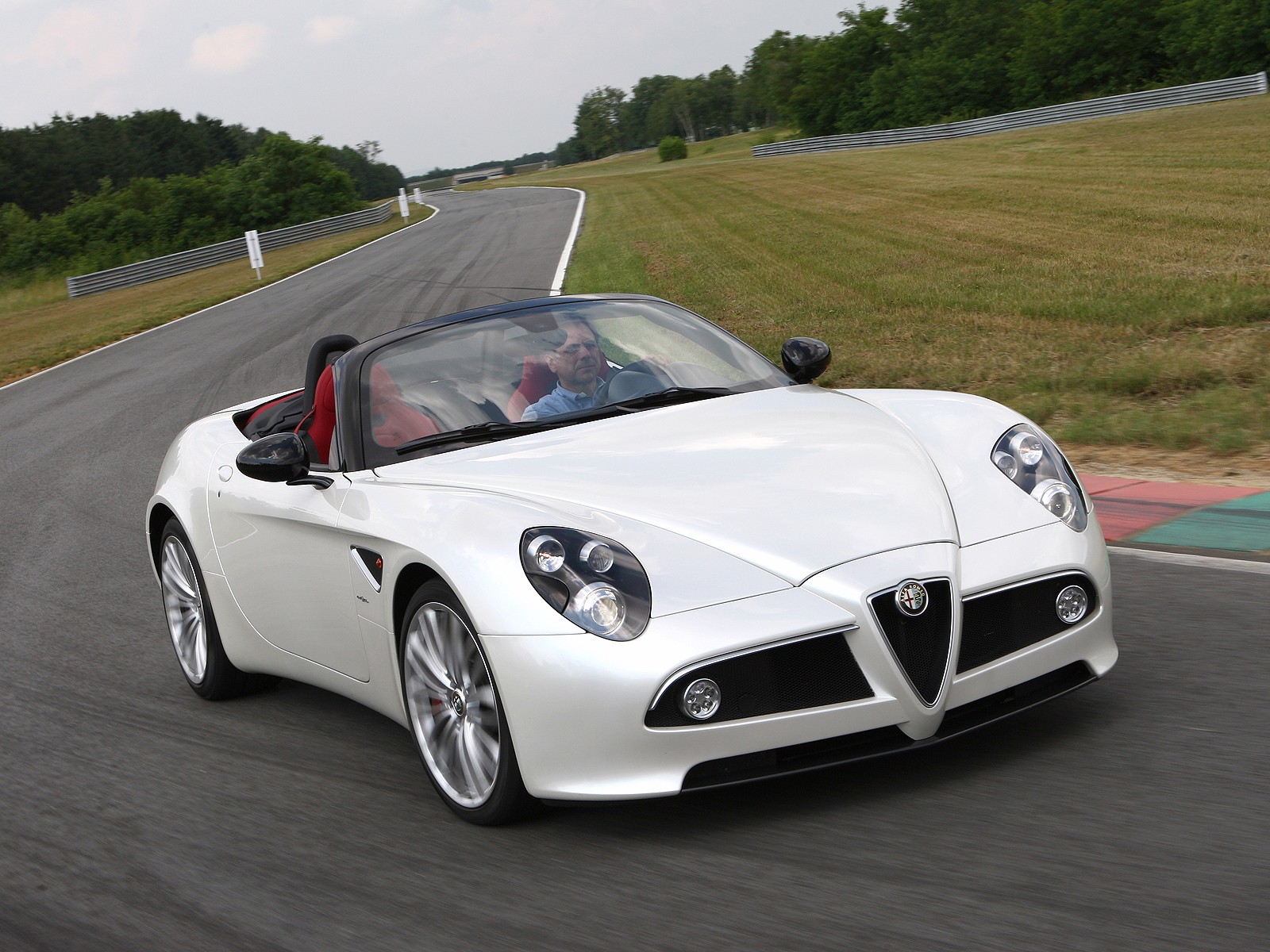 Alfa Romeo 8C Spider Wallpapers