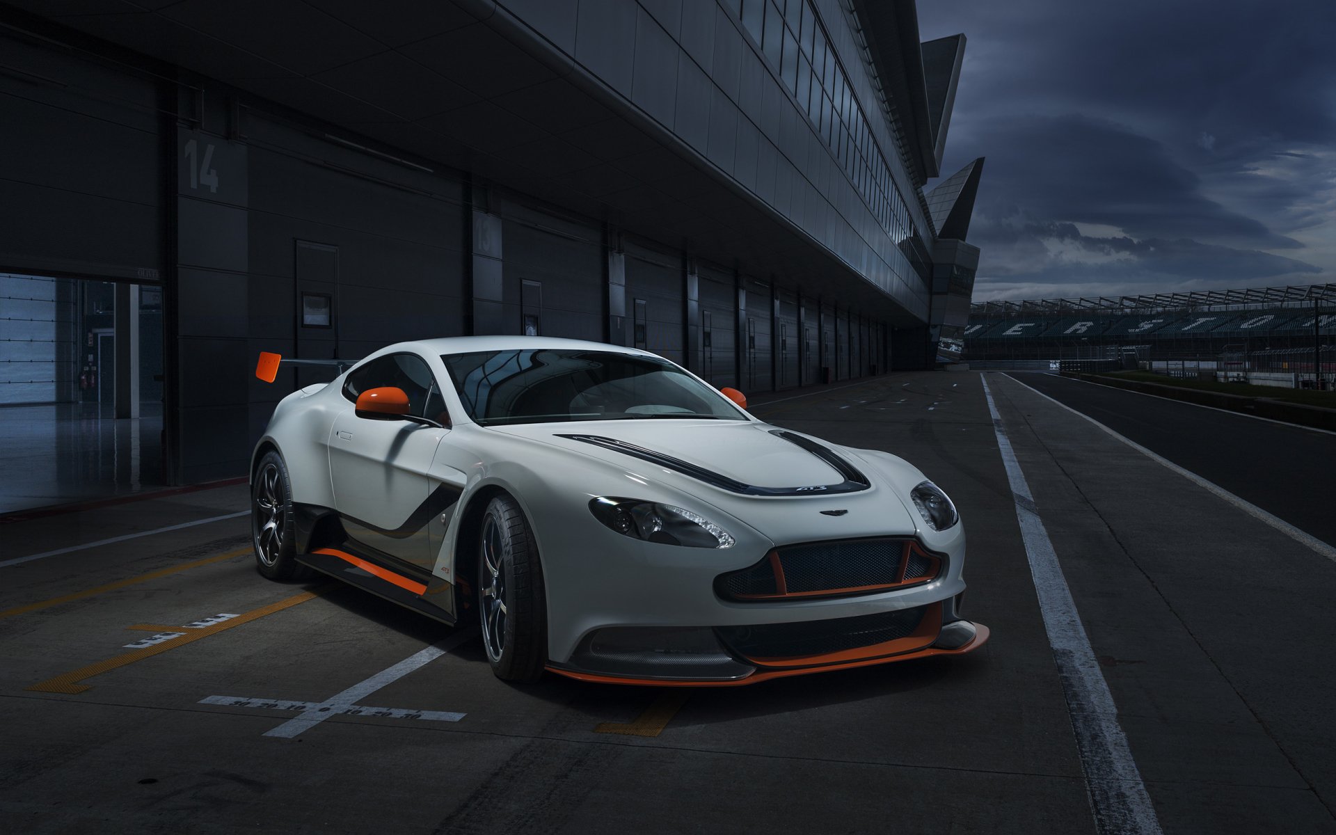 Aston Martin V8 Wallpapers