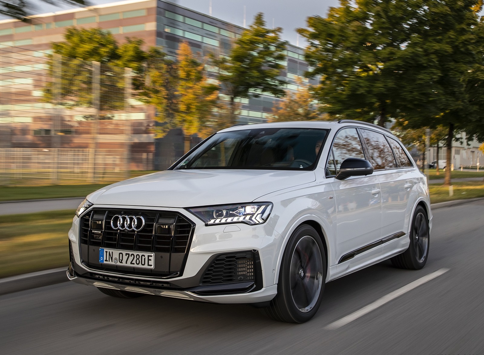 Audi Q5 Plug-In Hybrid S Line Wallpapers