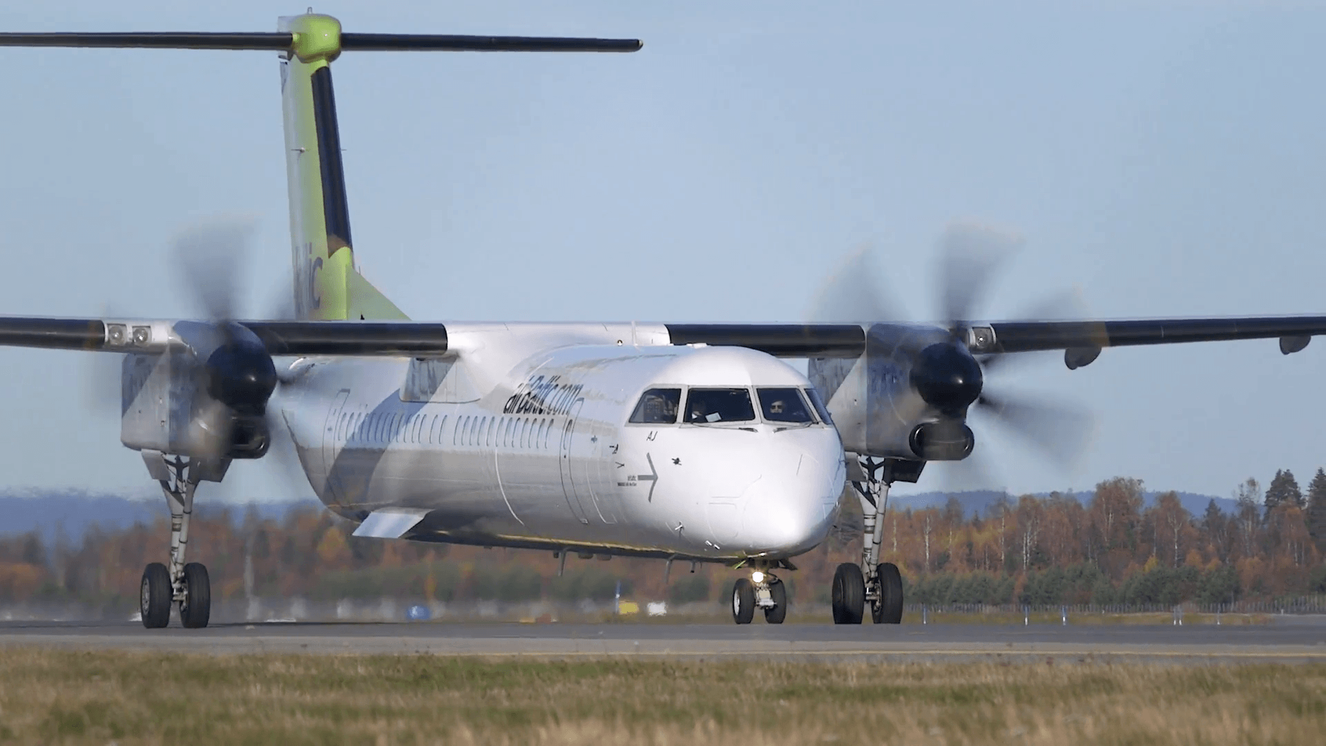 Bombardier Dash 8 Wallpapers