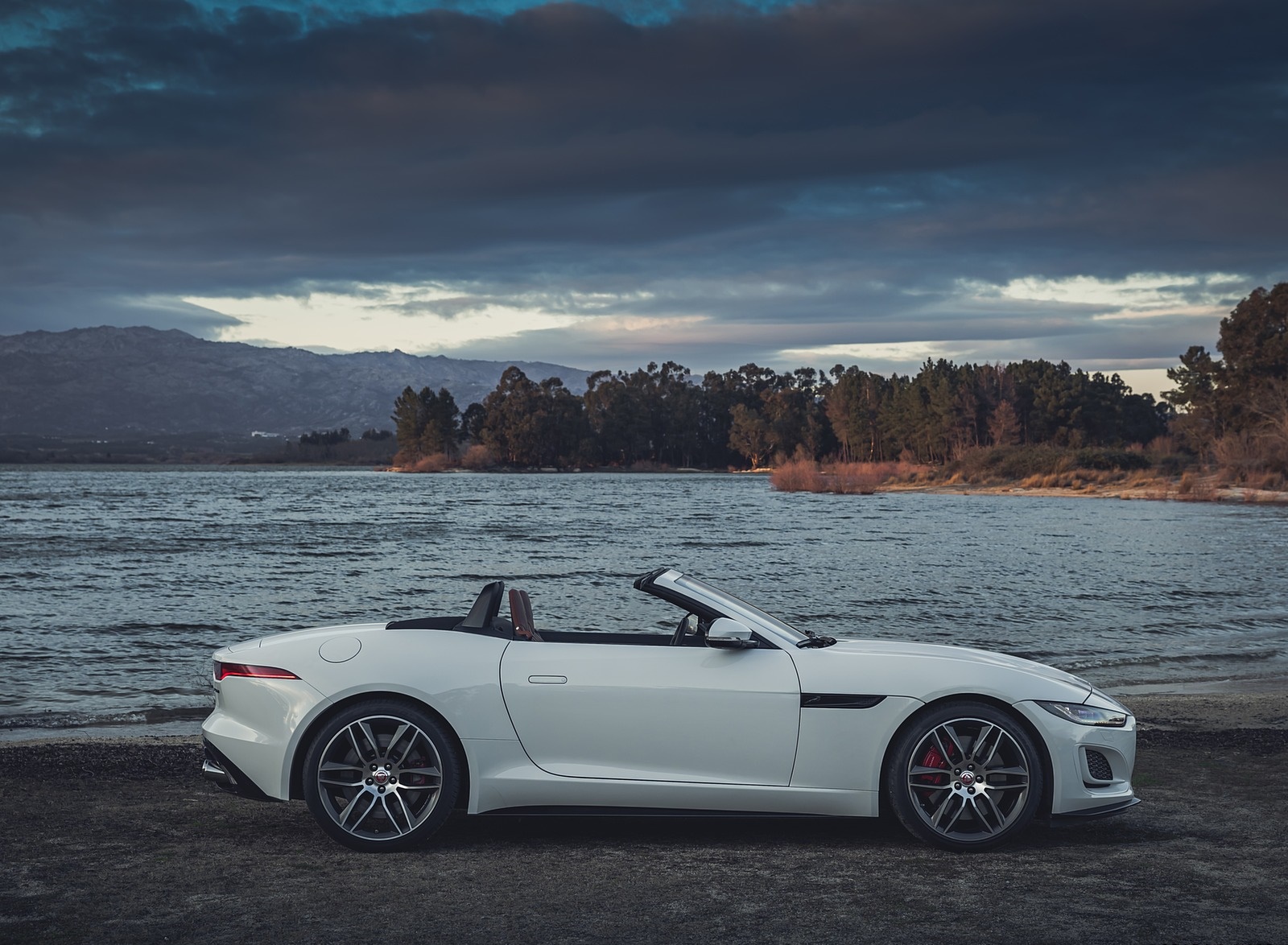 Jaguar F-Type R-Dynamic Wallpapers