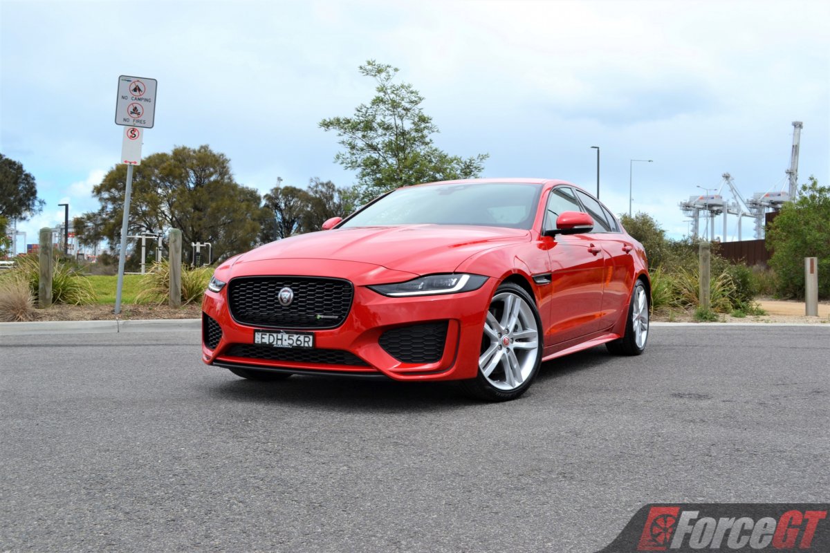 Jaguar Xe R-Dynamic P300 Se Wallpapers