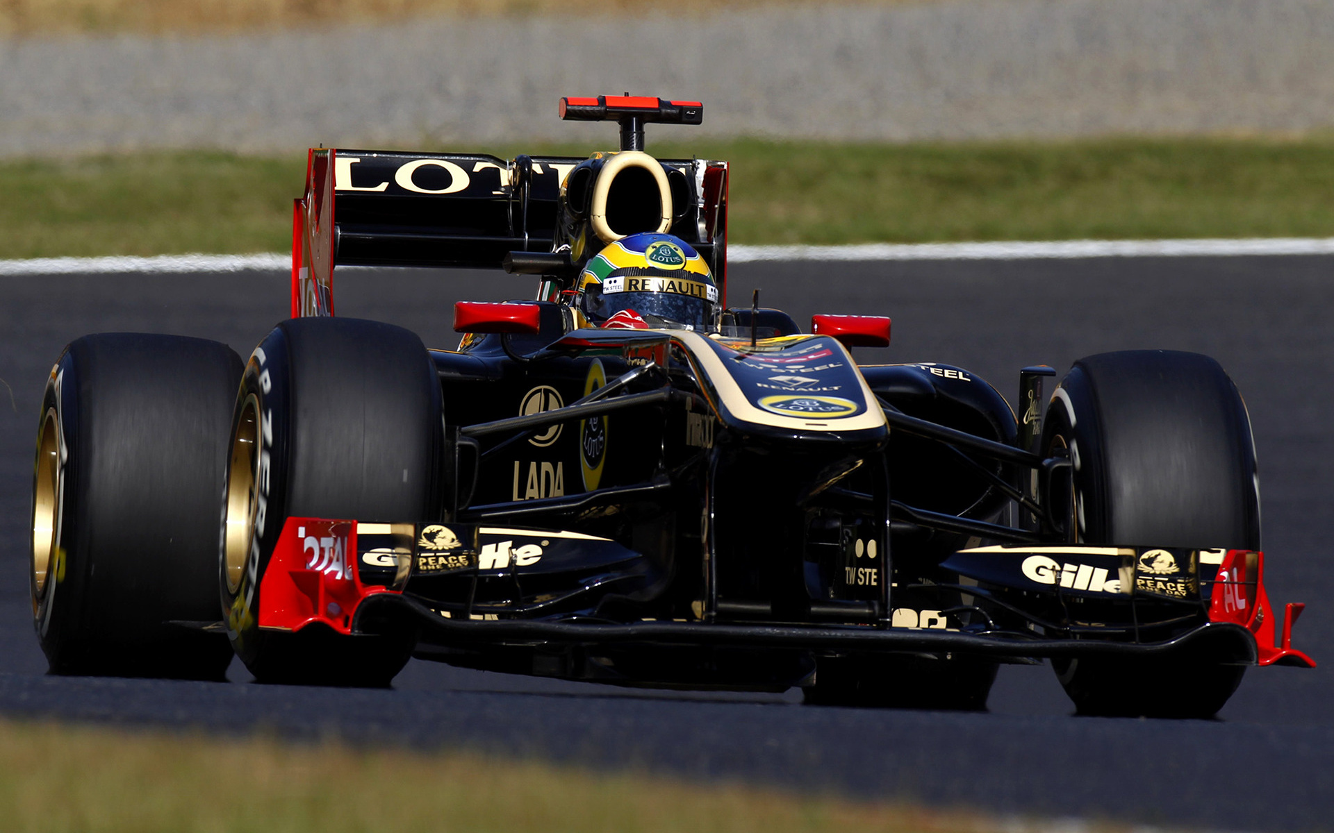 Lotus Renault R31 Wallpapers