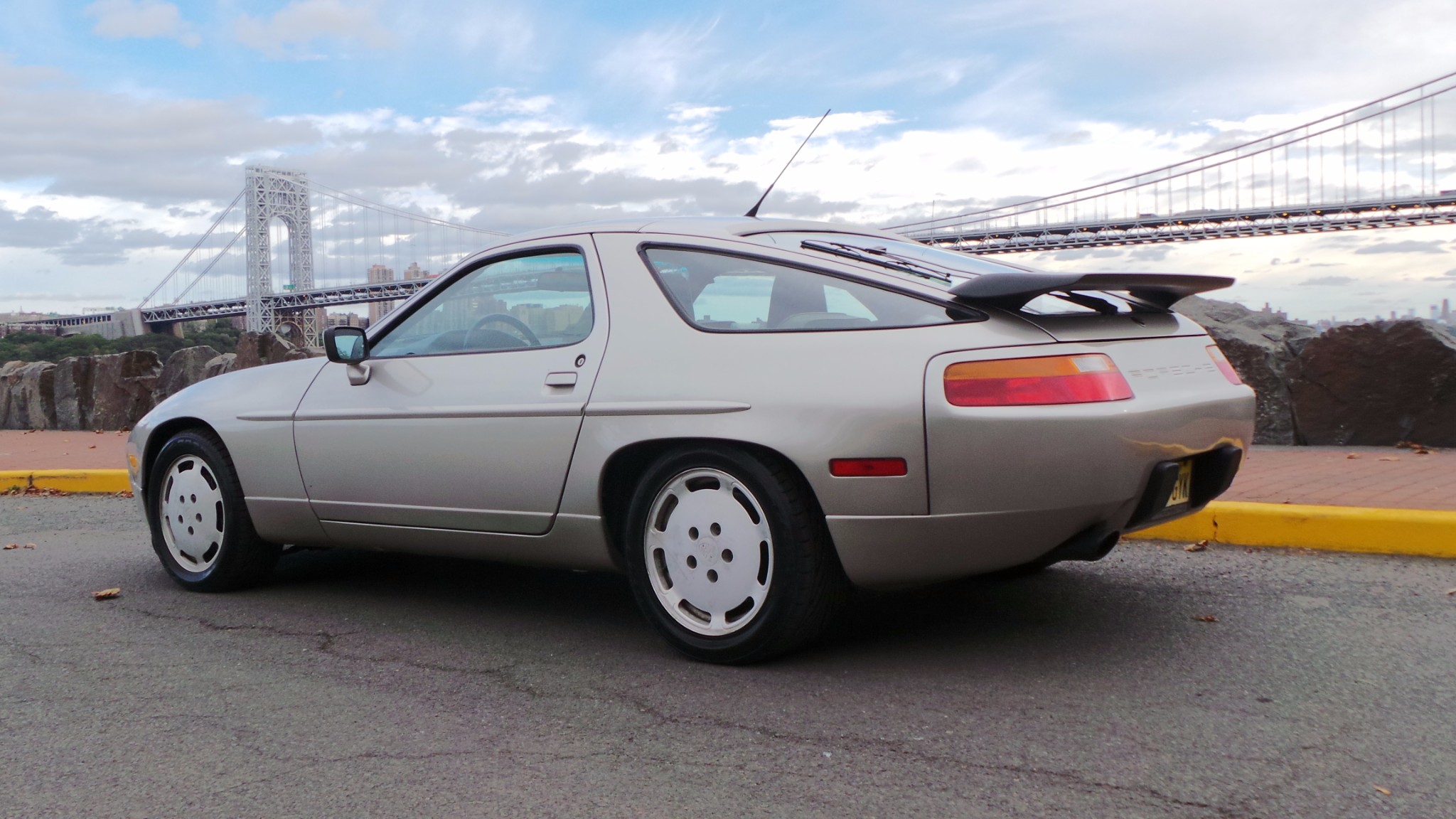 Porsche 928 S4 Wallpapers