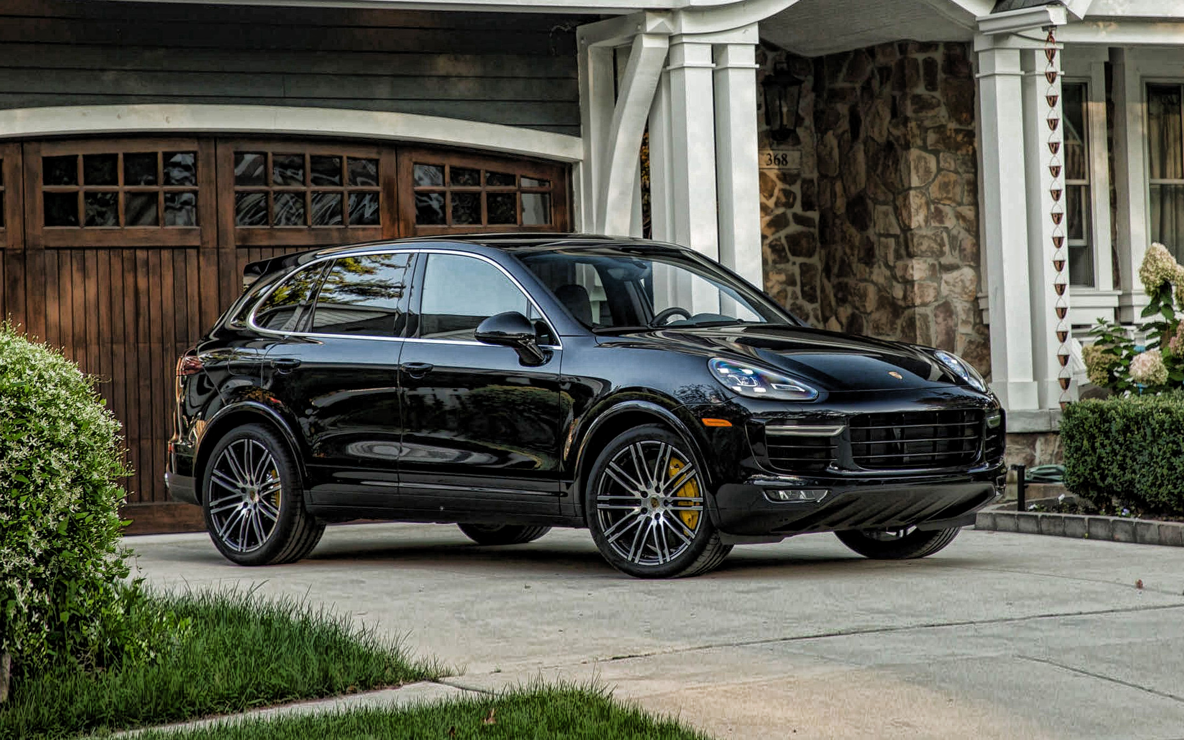 Porsche Cayenne Turbo S Wallpapers