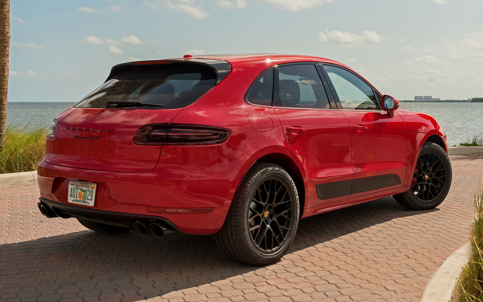 Фото макана на обои. Порше Macan GTS. Porsche Macan GTS. Порше Макан ГТС. Porsche Macan 2016 красный.