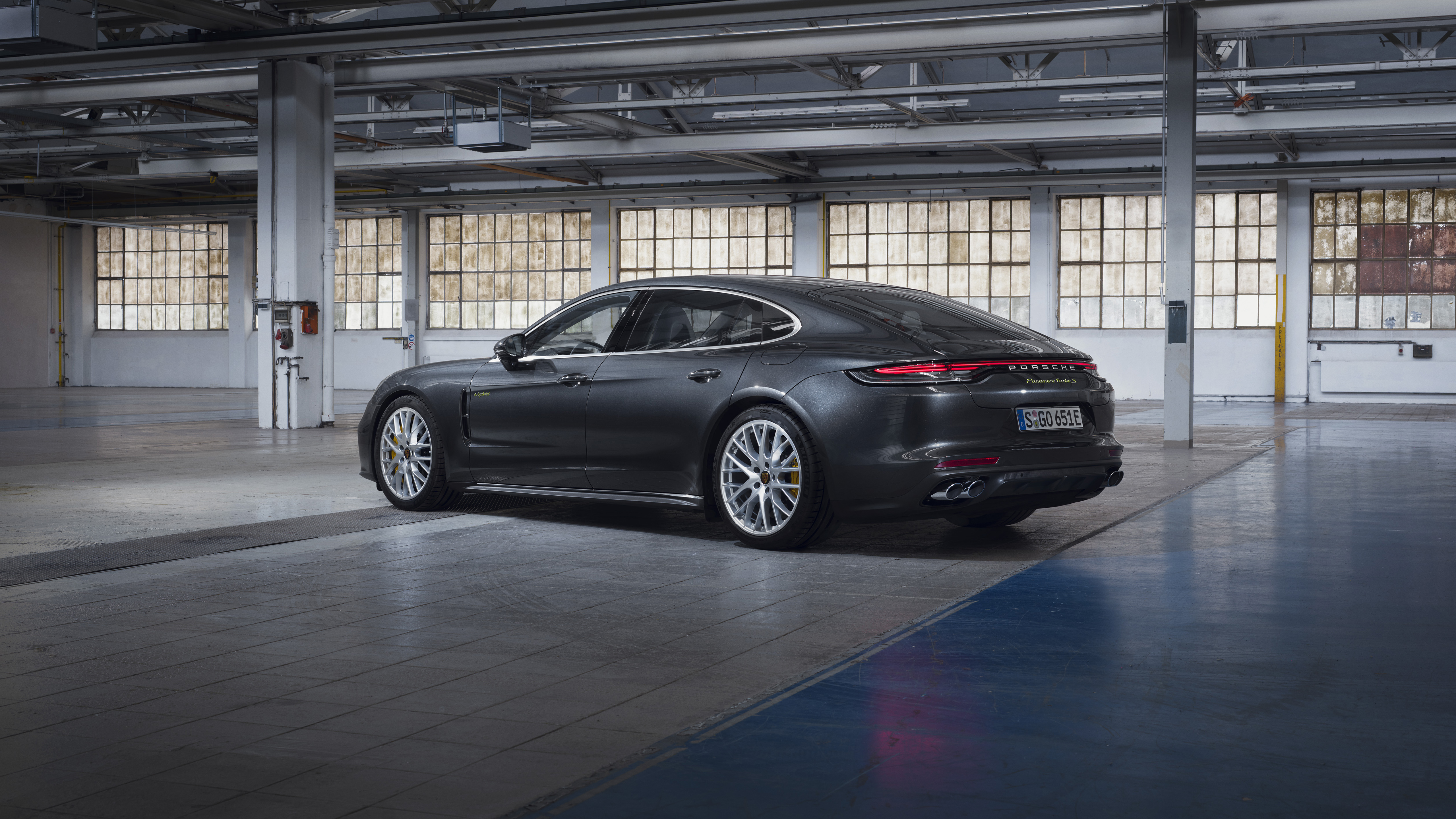 Porsche Panamera 4 E-Hybrid Executive Wallpapers