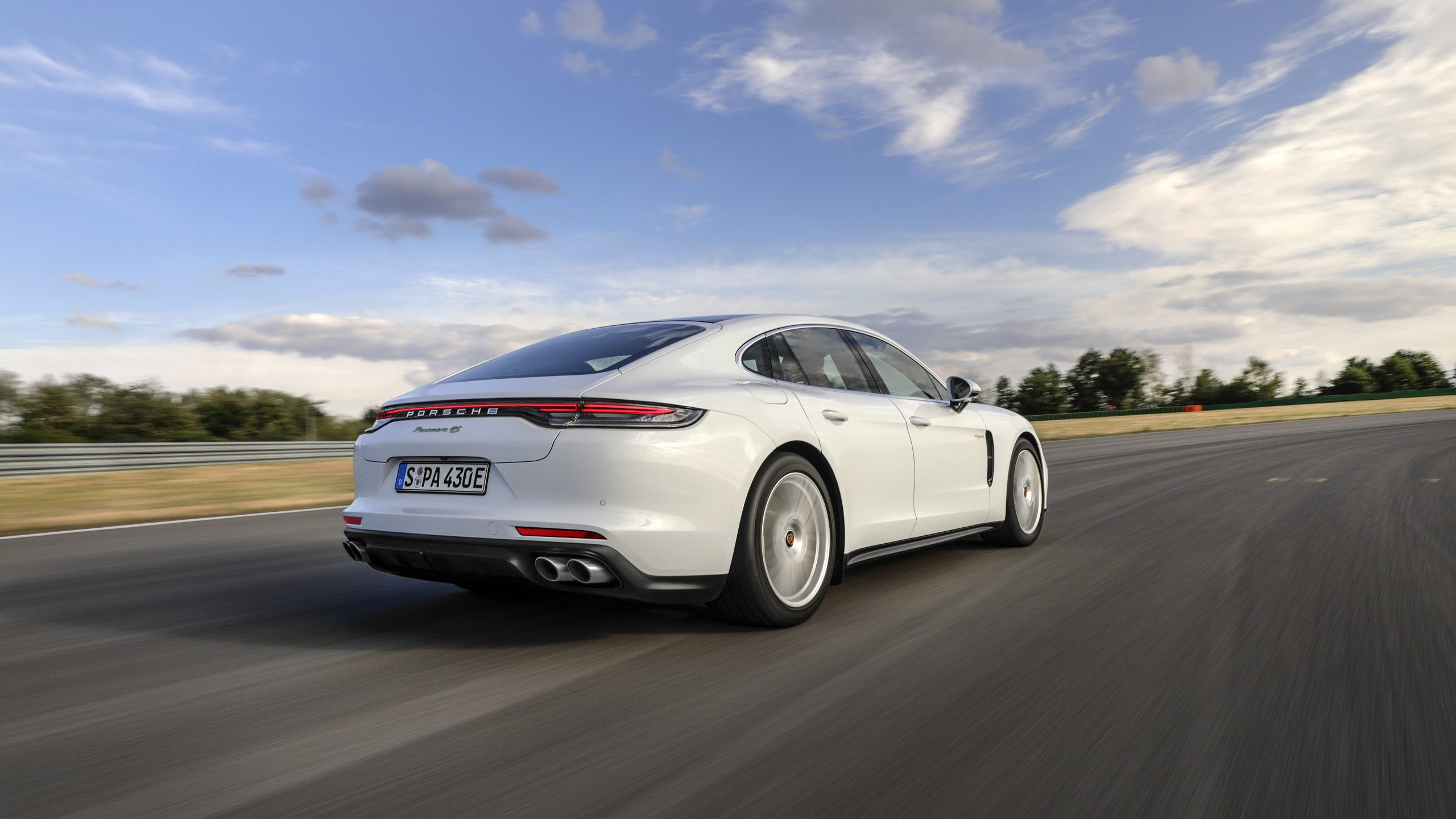 Porsche Panamera 4 E-Hybrid Executive Wallpapers