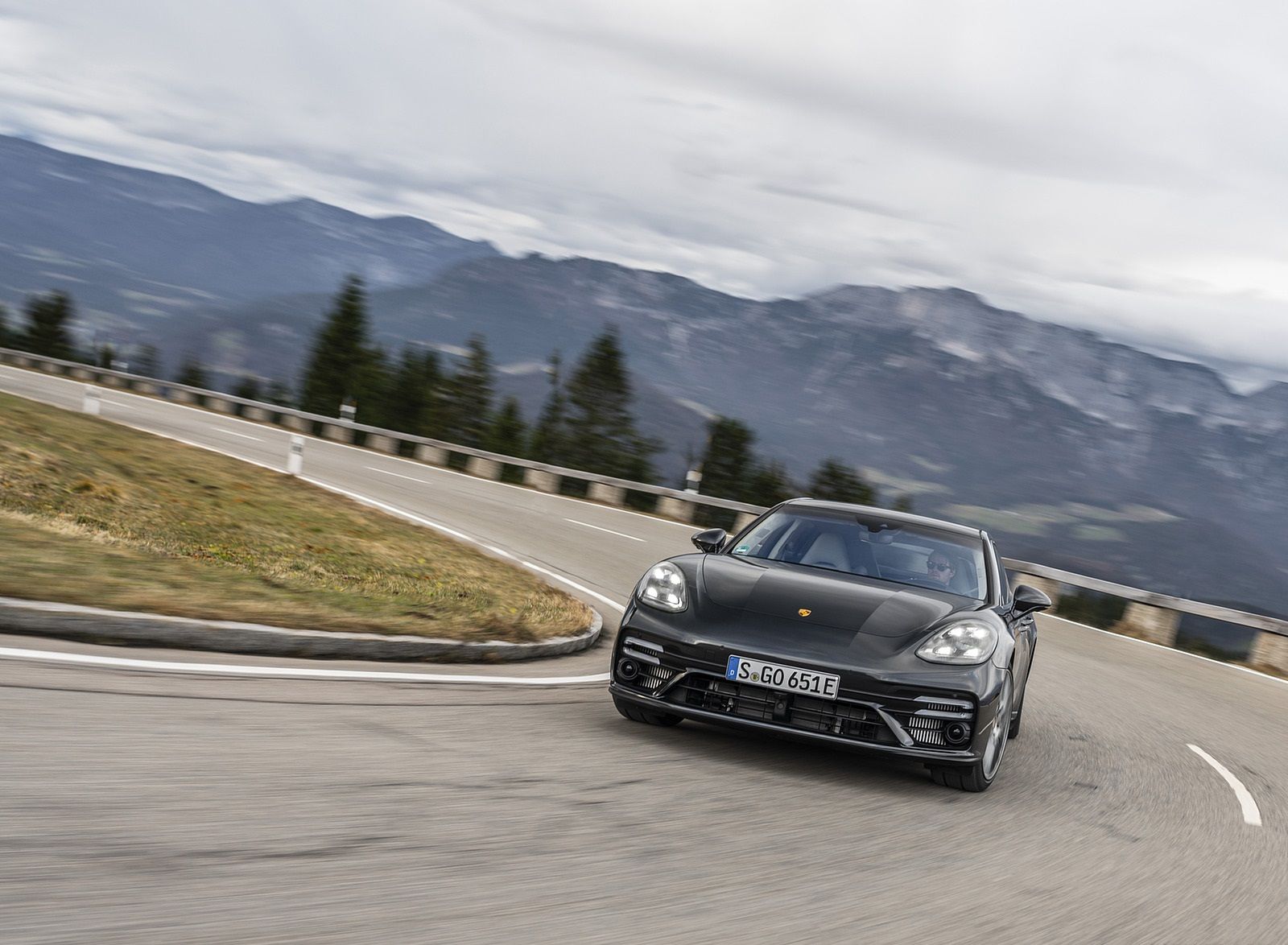 Porsche Panamera Turbo S Executive Wallpapers