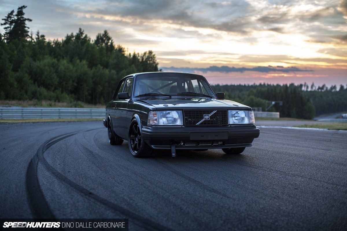 Volvo 240 Series Wallpapers