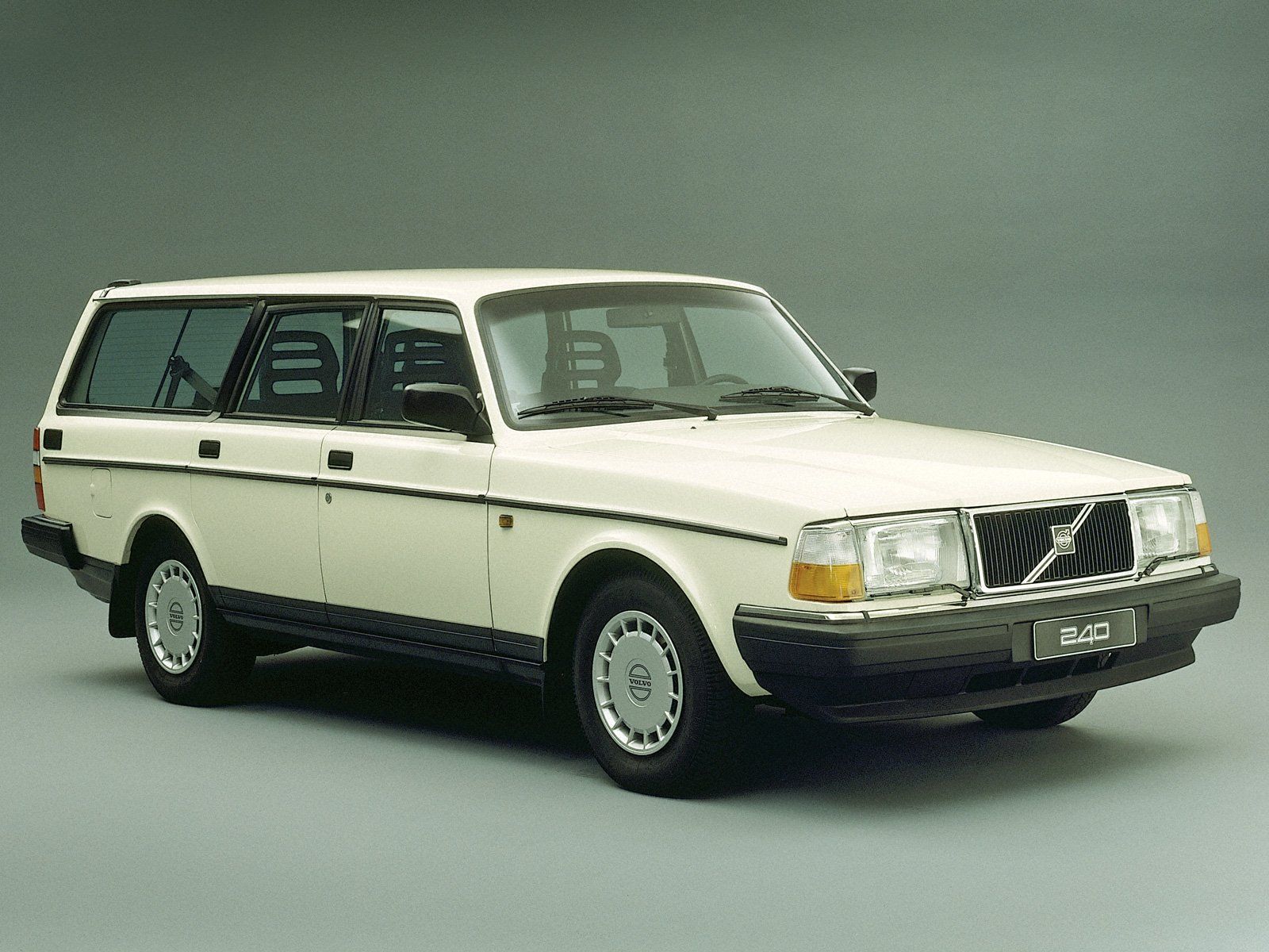 Volvo 240 Series Wallpapers