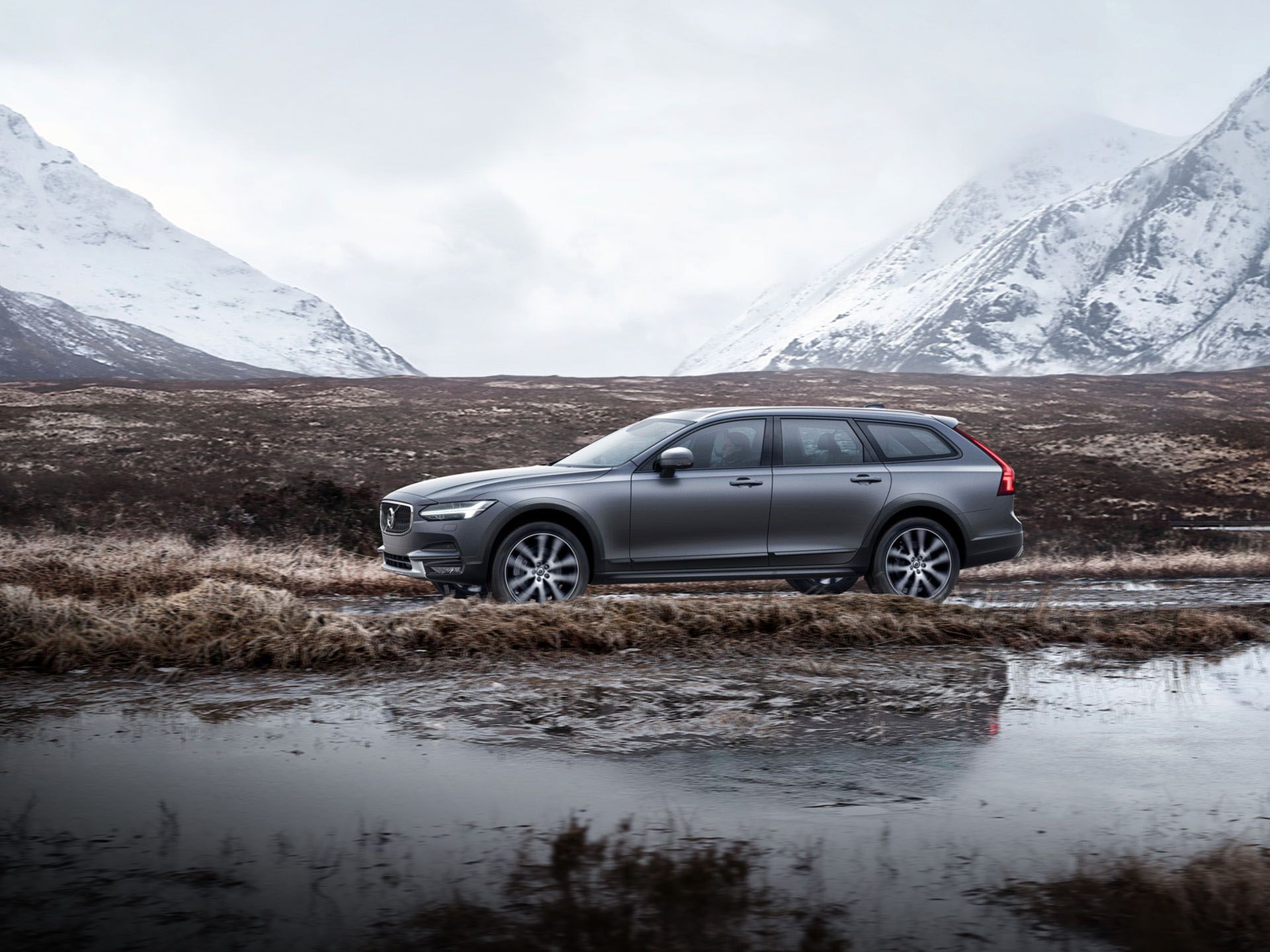 Volvo V90 Cross Country Wallpapers