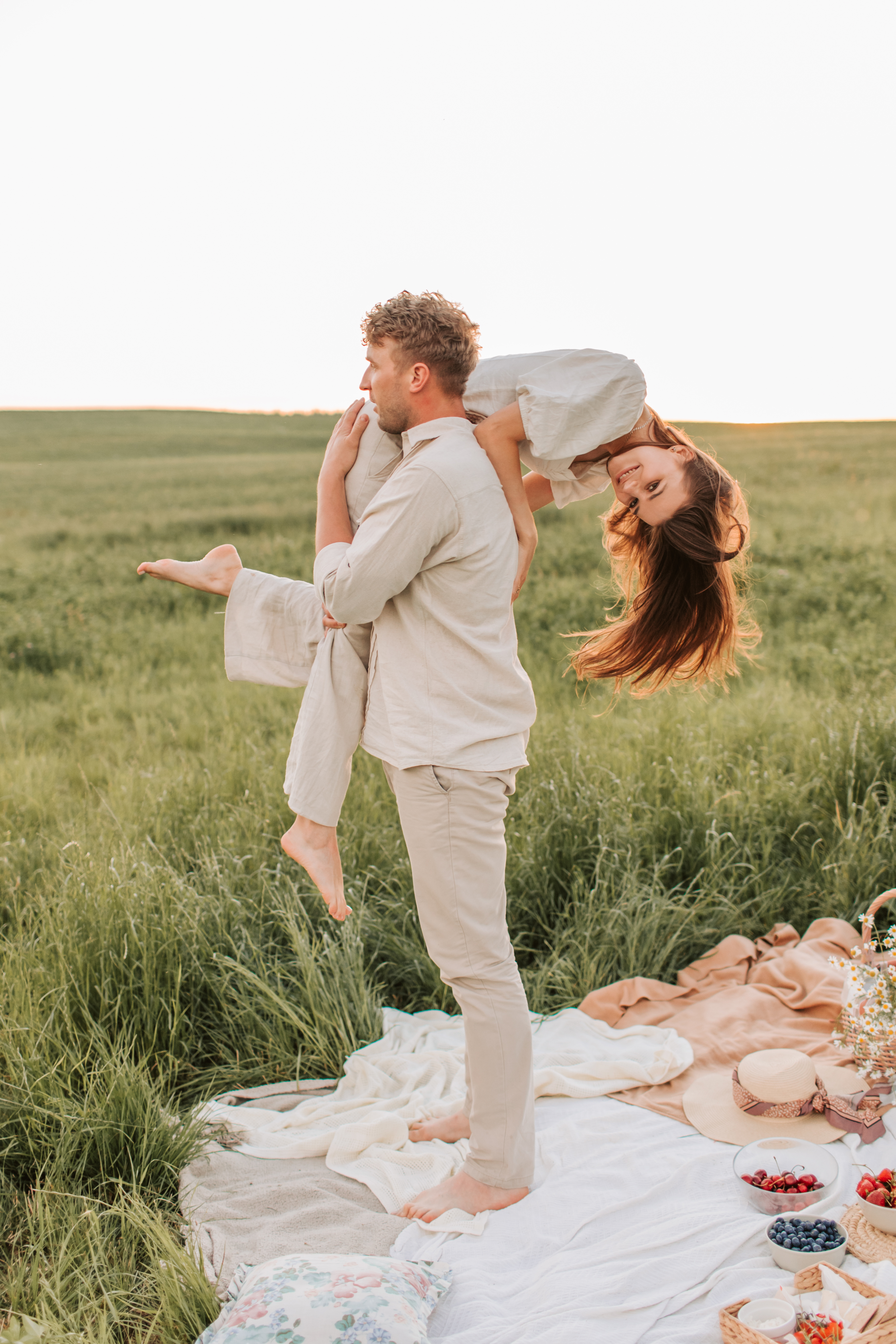 Woman carry man. Счастливые отношения. Фотосессия на природе в бежевых тонах. Фотосессия подруг на природе. Женщина на природе.