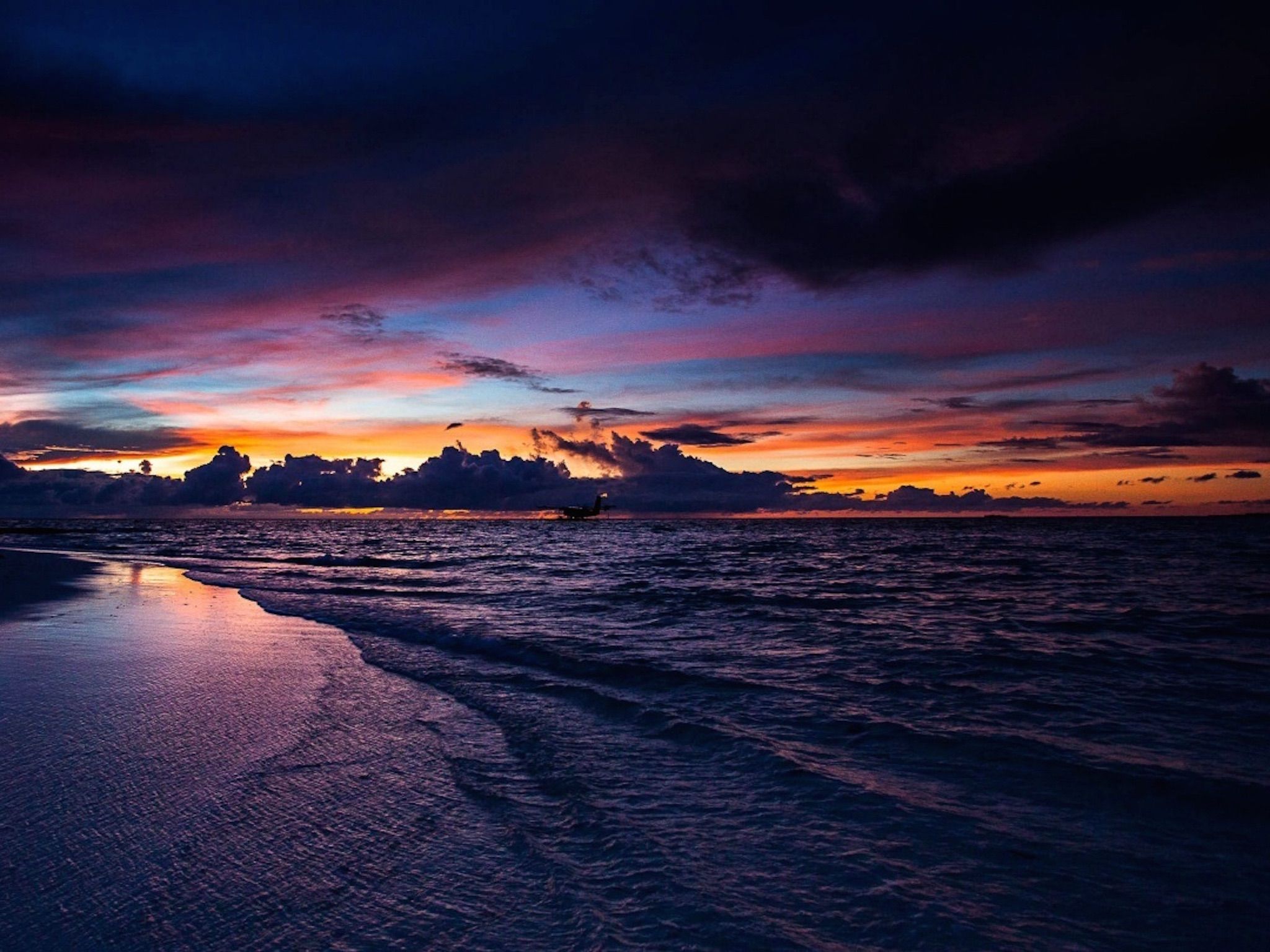 Dining On The Beach At Night In The Maldives Ocean Wallpapers